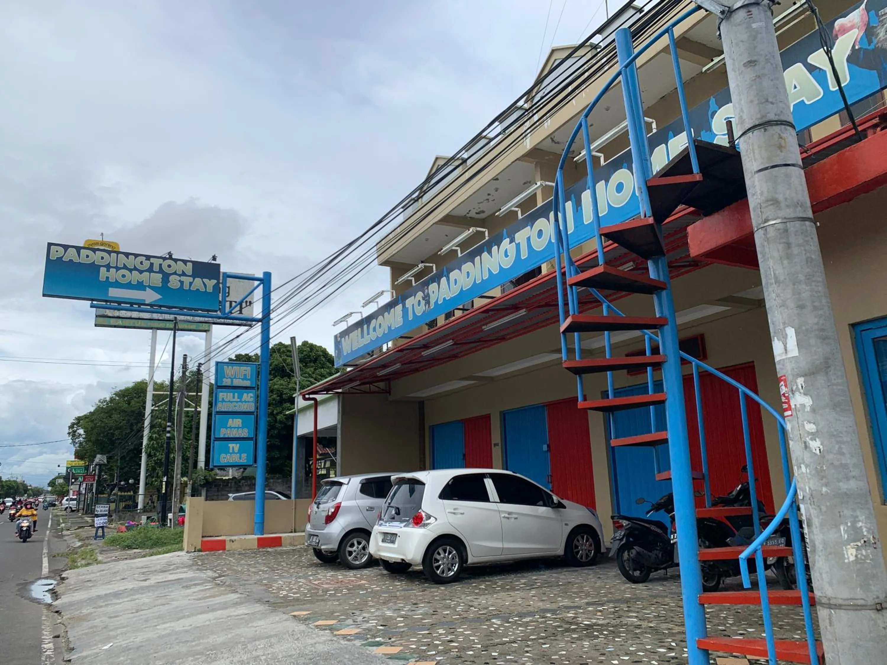 Facade/entrance in RedDoorz near Gembira Loka Zoo 3