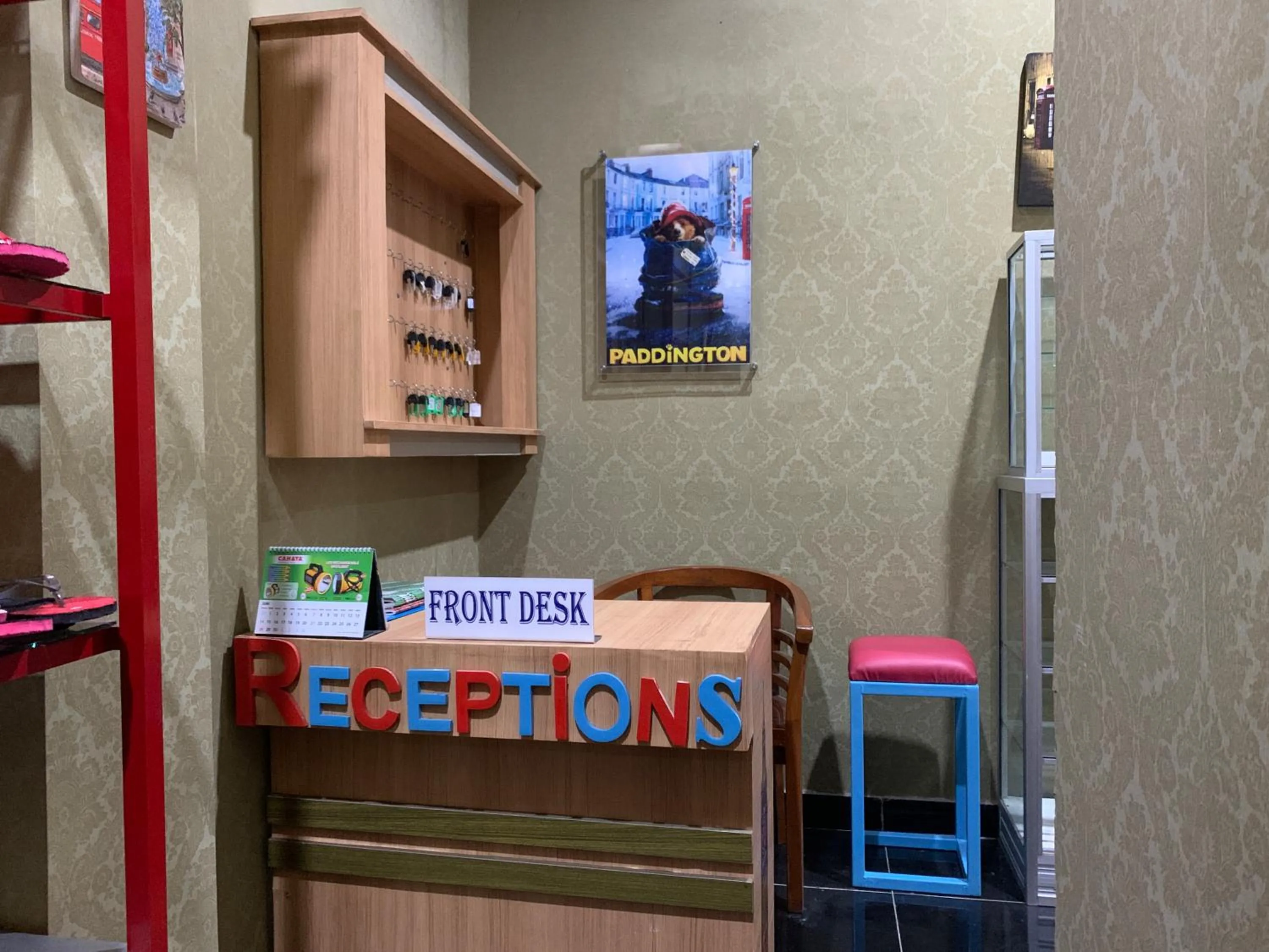 Lobby or reception in RedDoorz near Gembira Loka Zoo 3