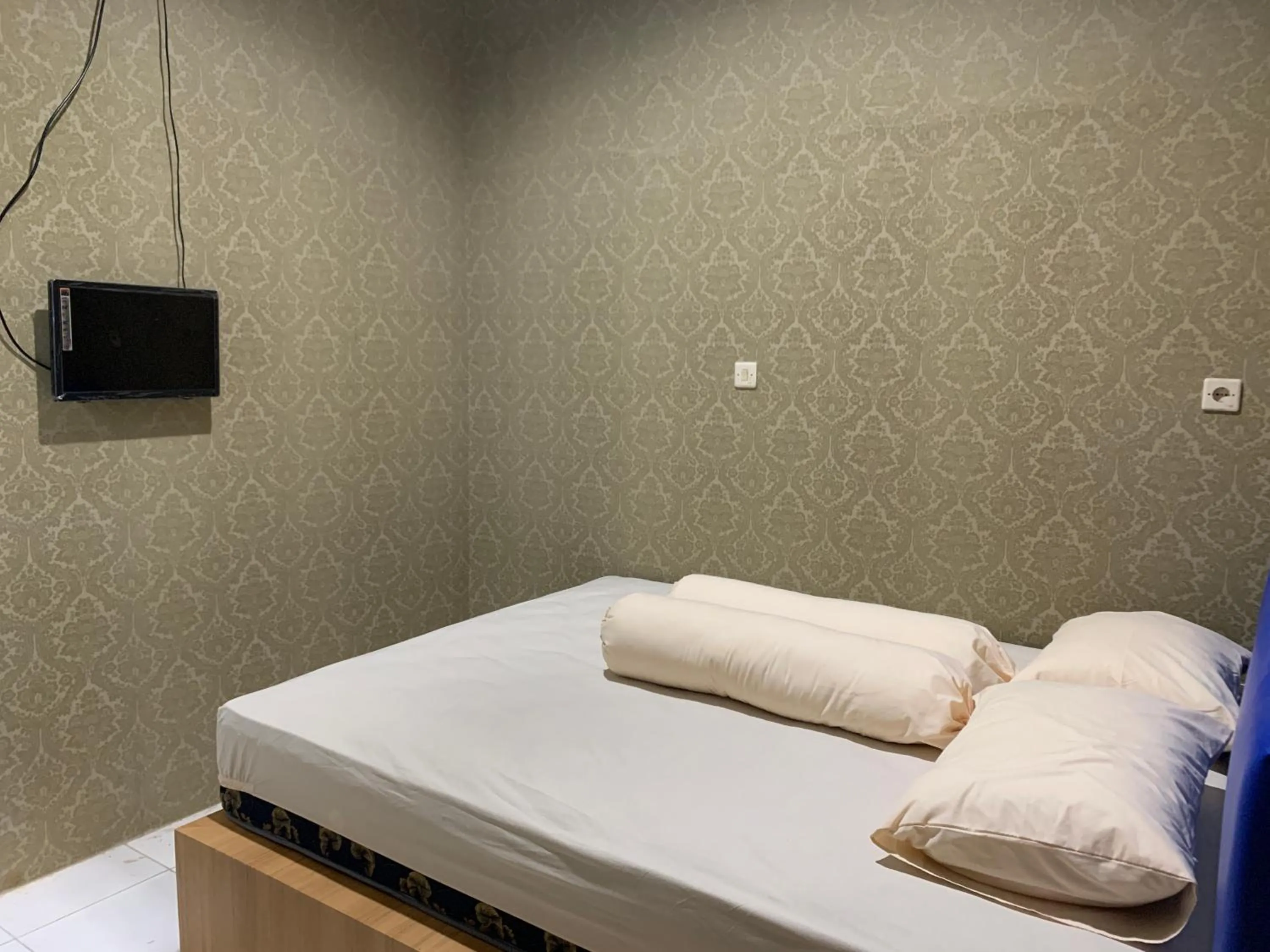 Bed in RedDoorz near Gembira Loka Zoo 3