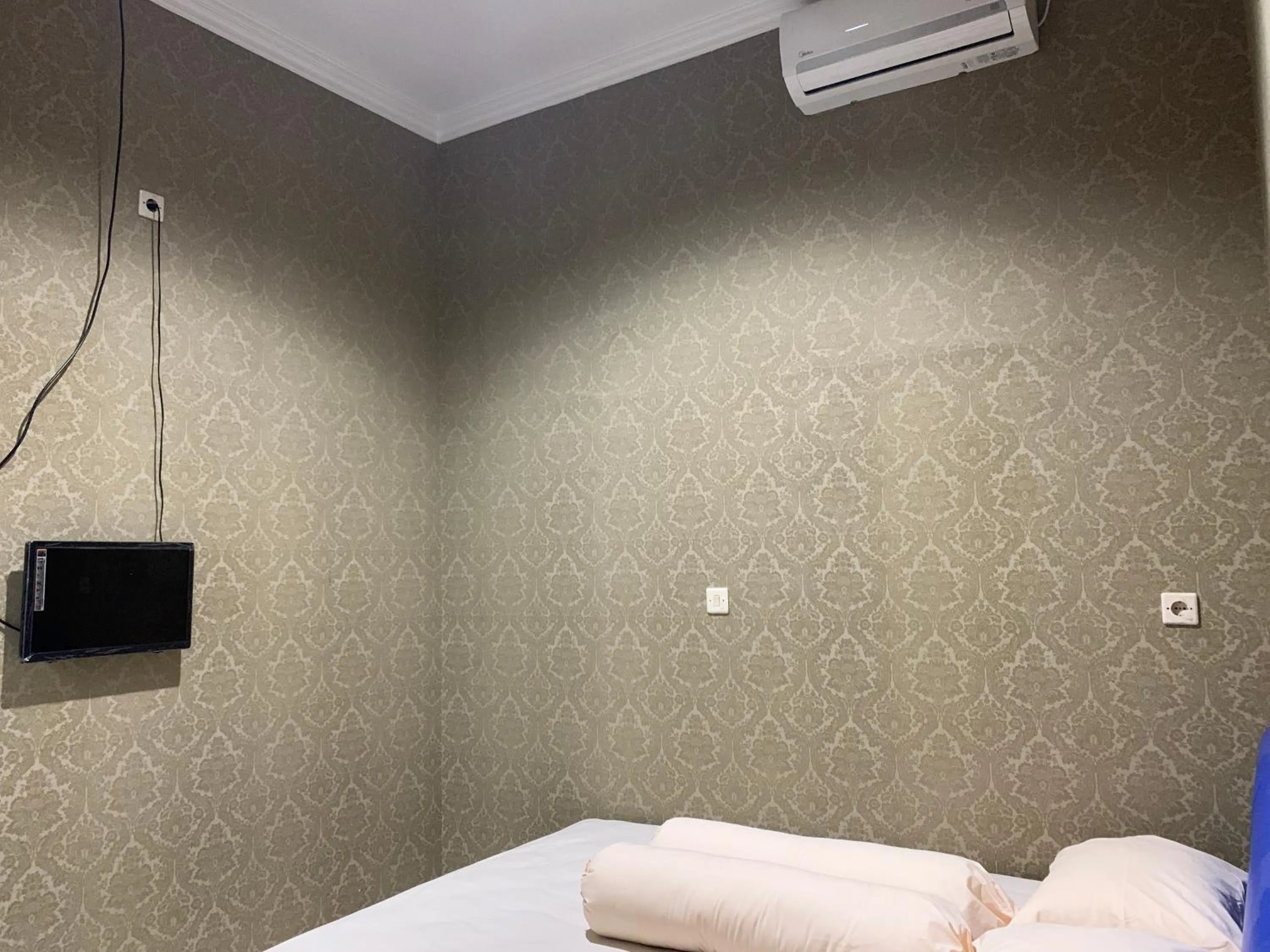 Bed in RedDoorz near Gembira Loka Zoo 3