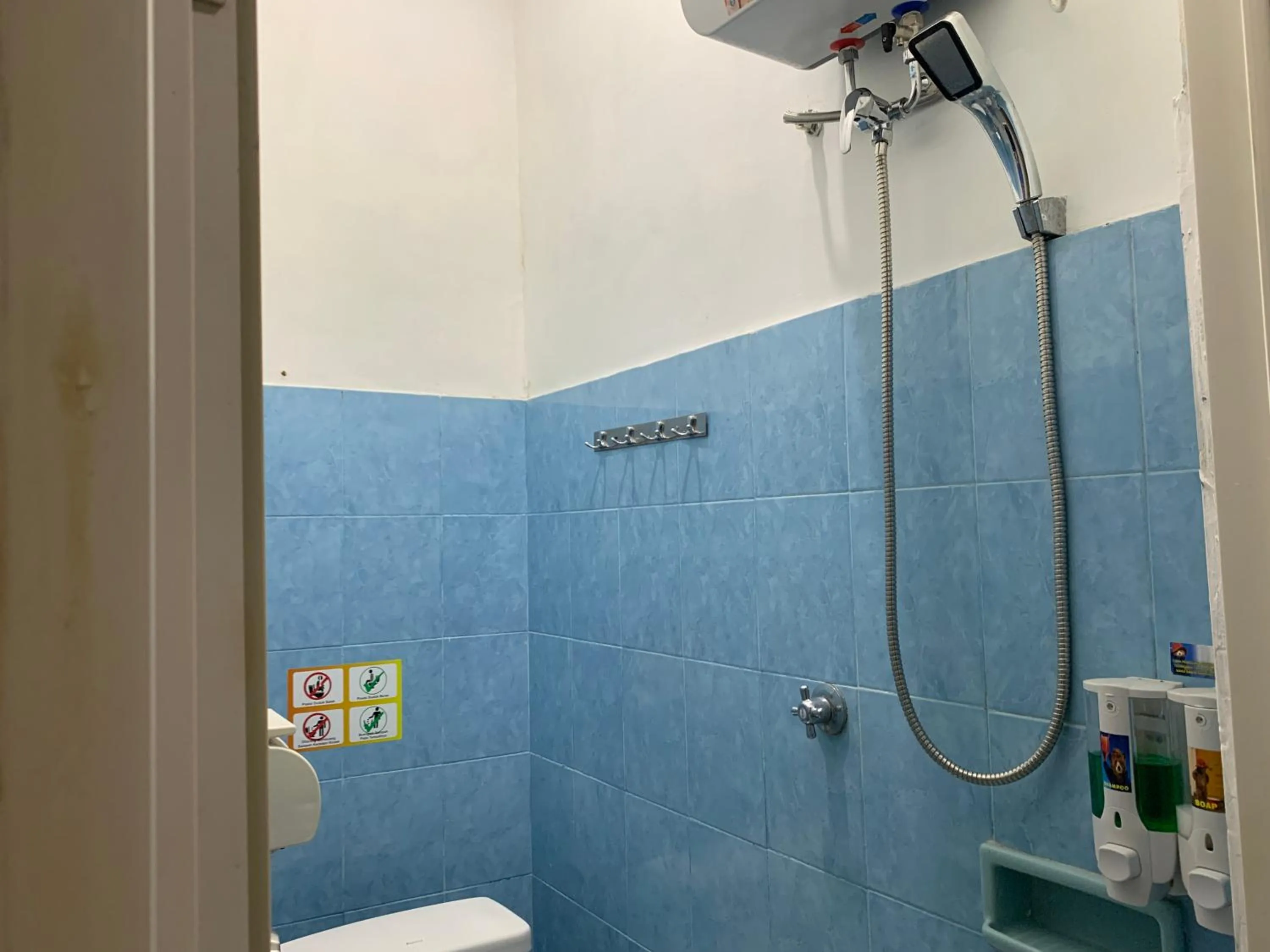 Bathroom in RedDoorz near Gembira Loka Zoo 3