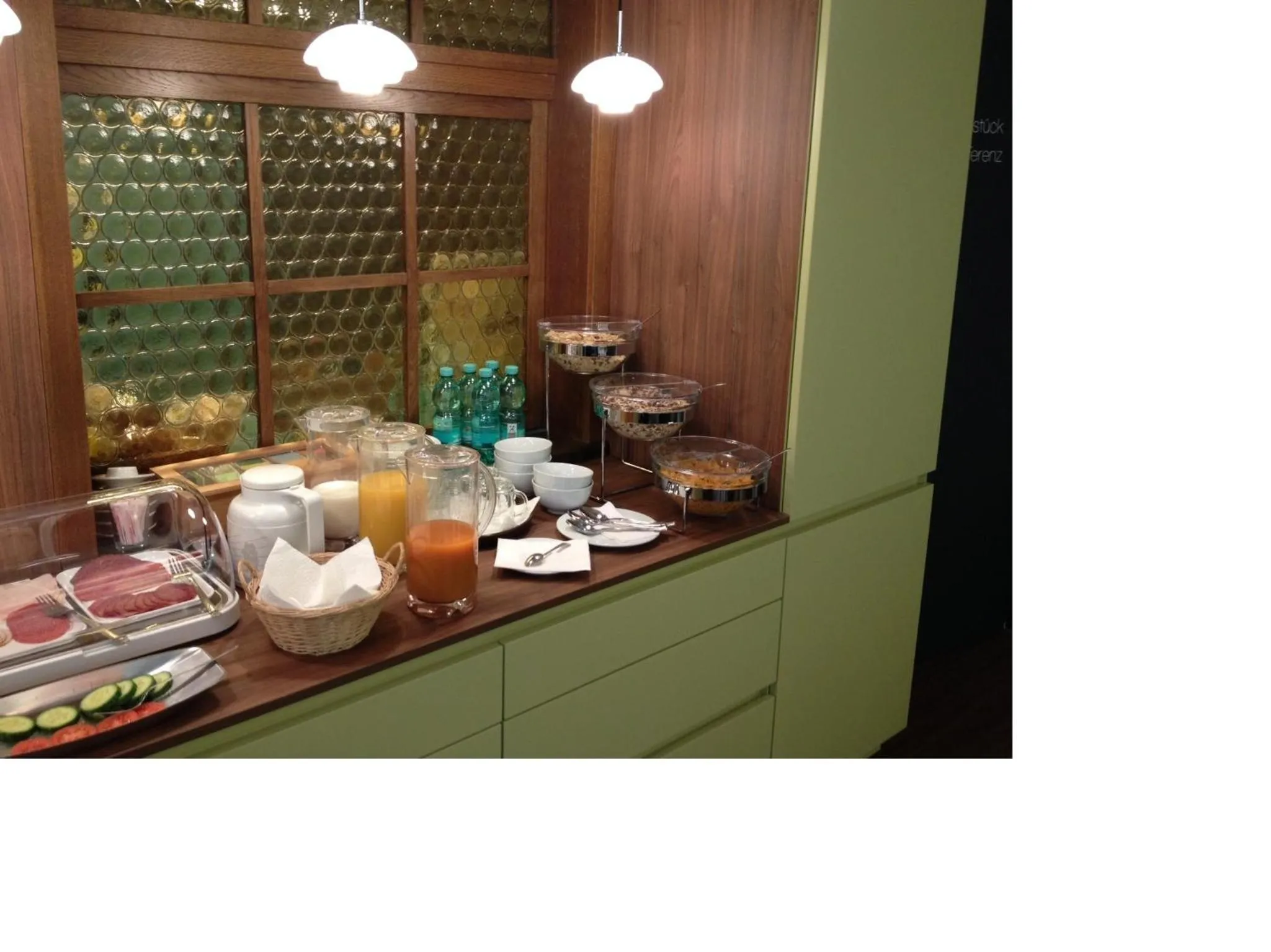 Restaurant/places to eat in Hotel Henry