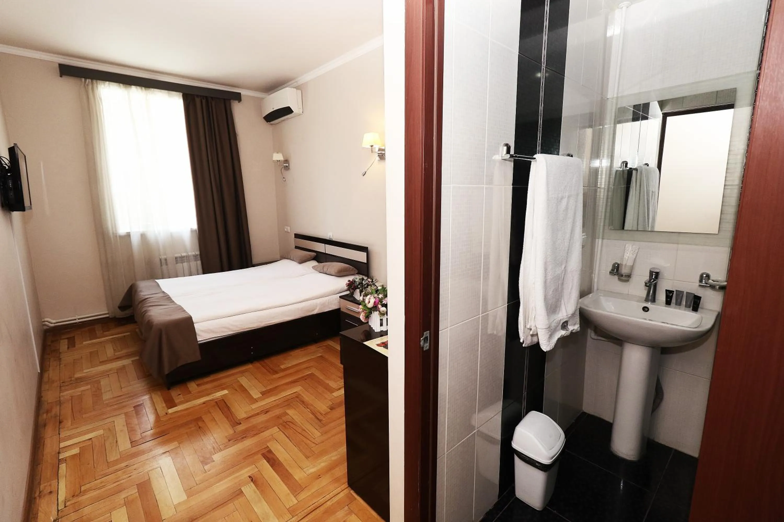 Toilet, Bed in Hotel Tigran Mets Yerevan