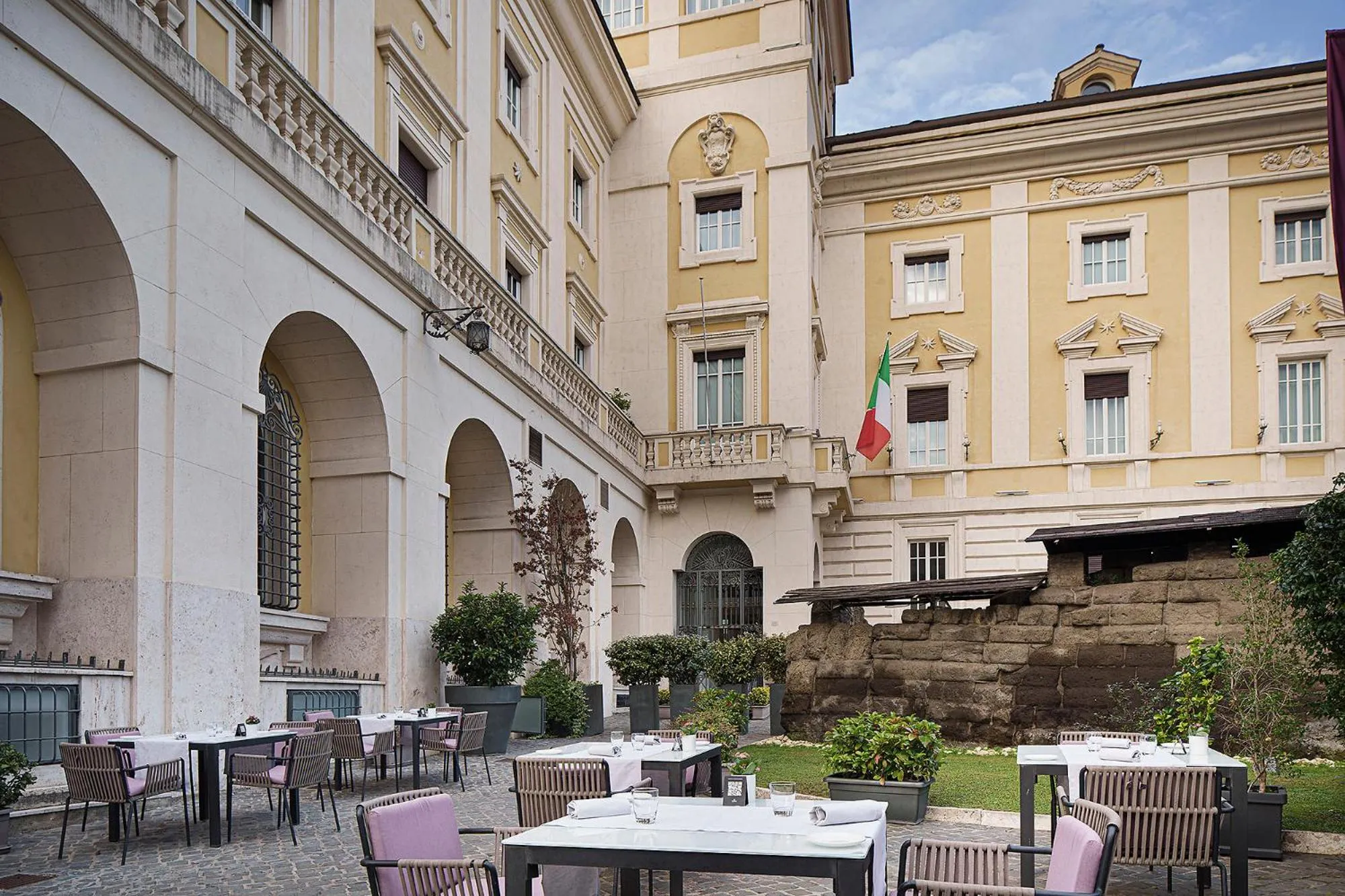 Garden in Palazzo Montemartini Rome, A Radisson Collection Hotel