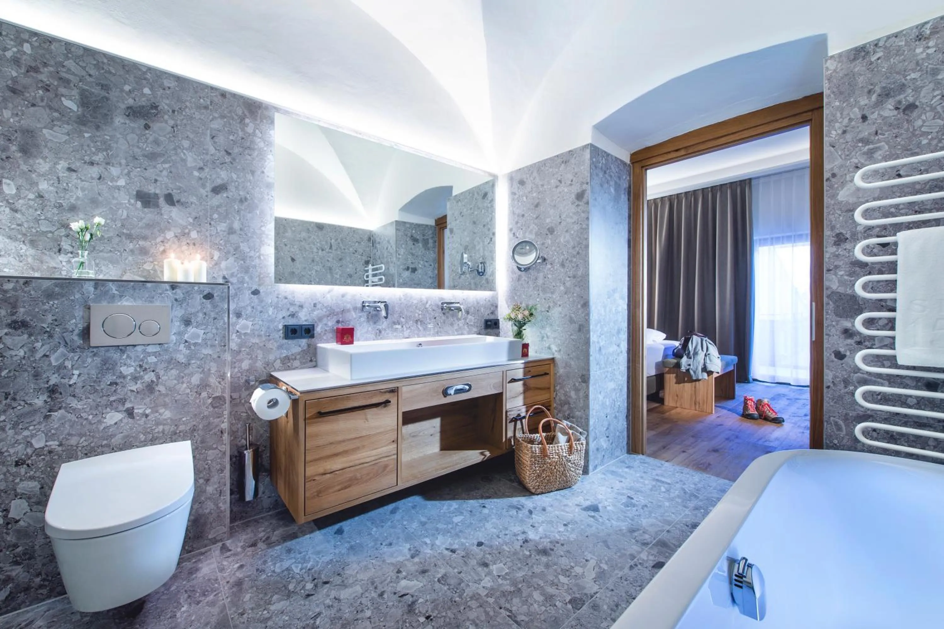 Bathroom, Bed in Hotel Klosterbräu