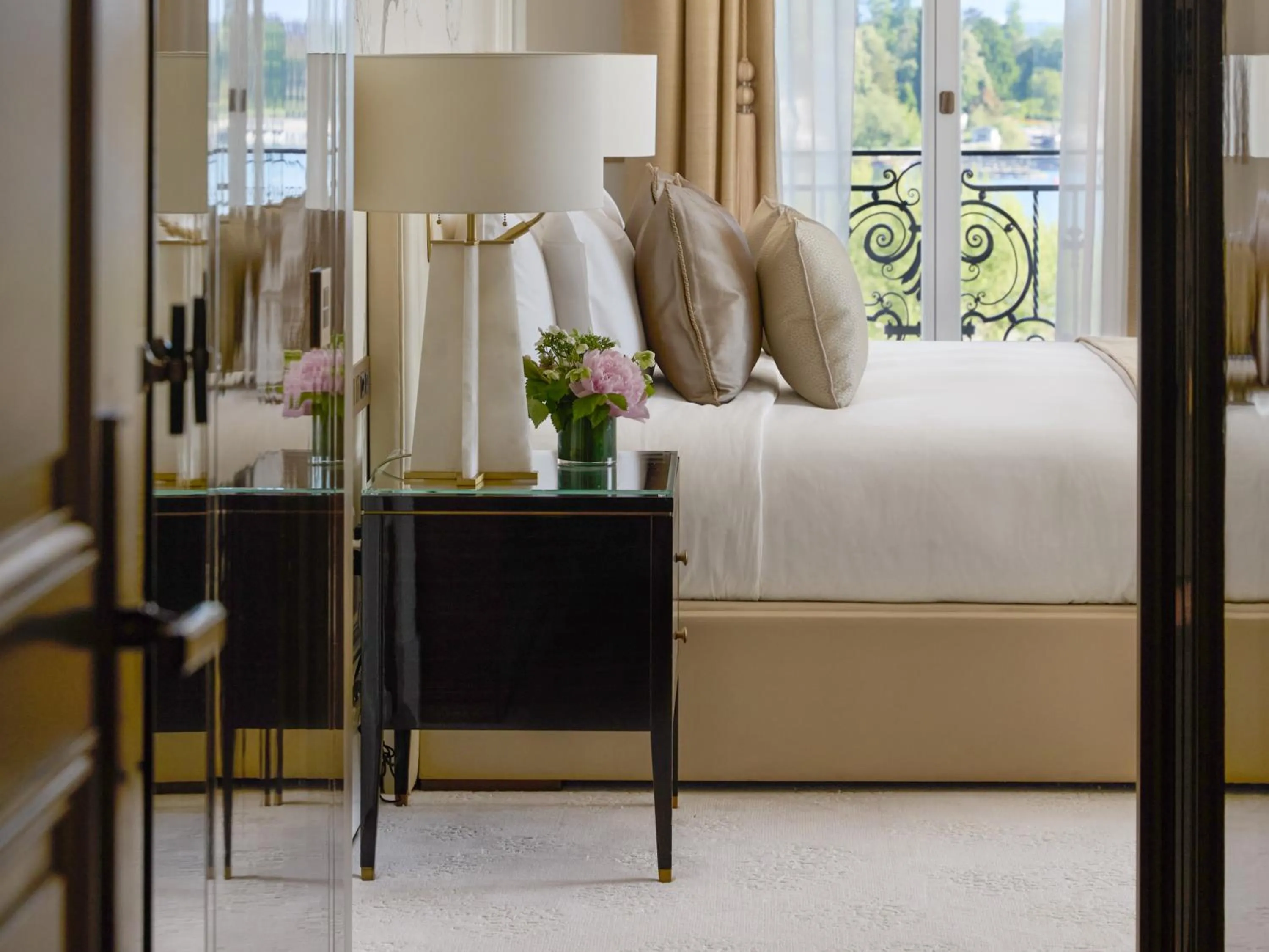 Bedroom, Bed in The Woodward - Auberge Collection