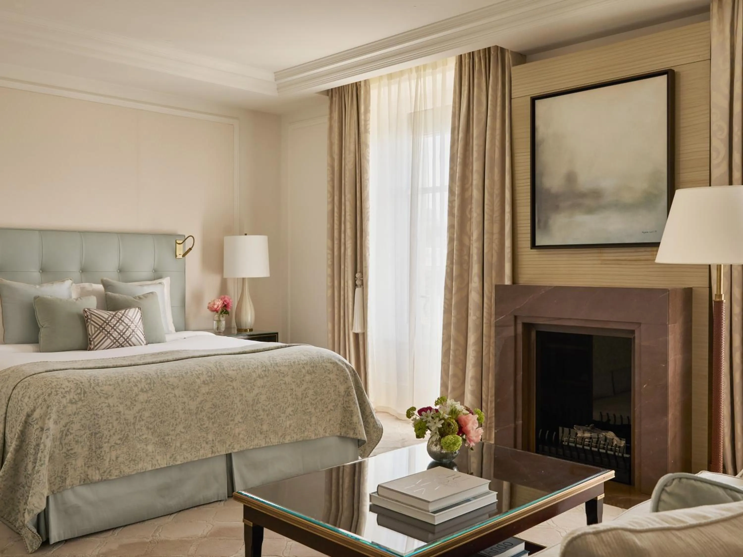 Bedroom, Bed in The Woodward - Auberge Collection