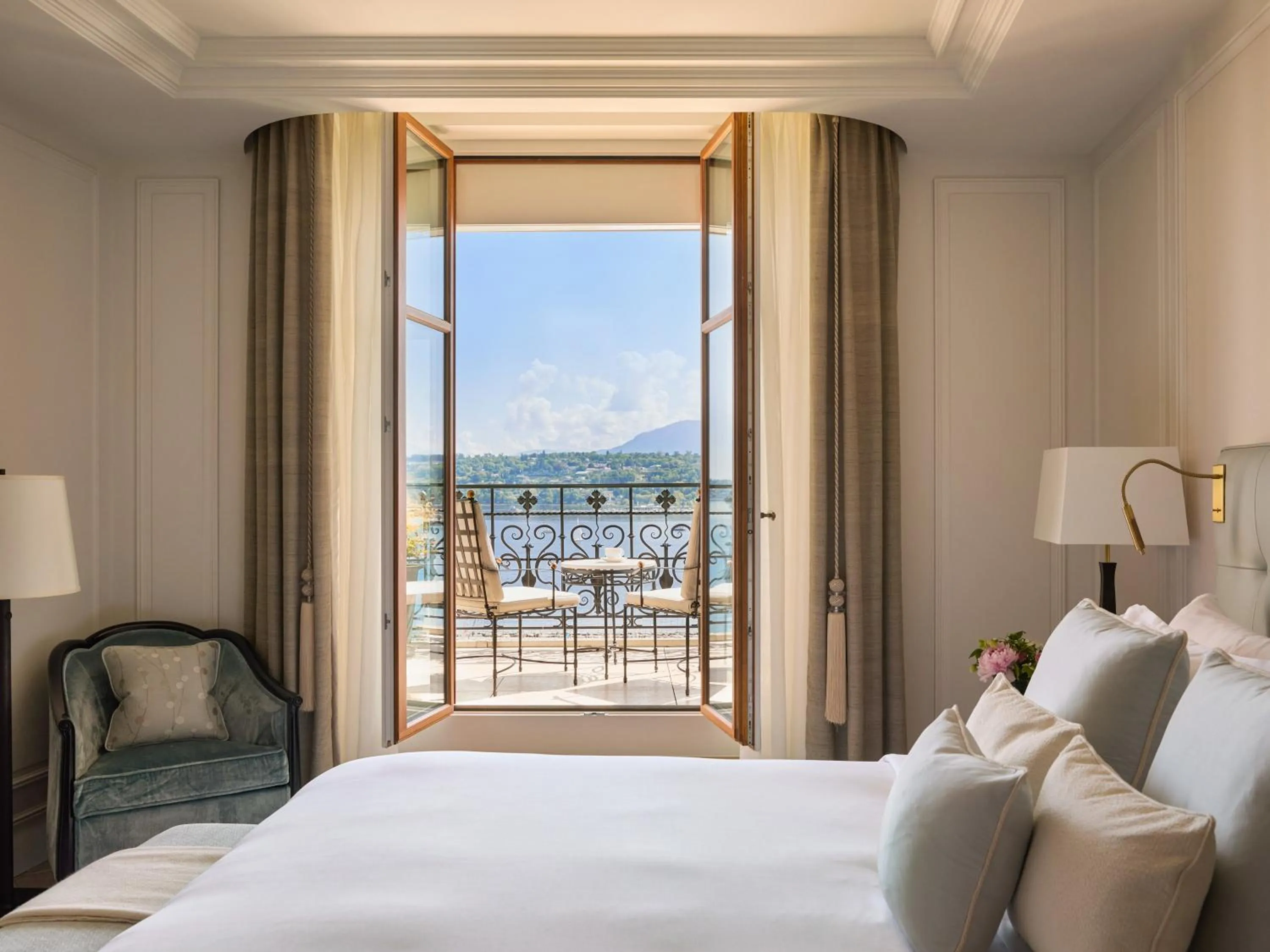 Bed in The Woodward - Auberge Collection