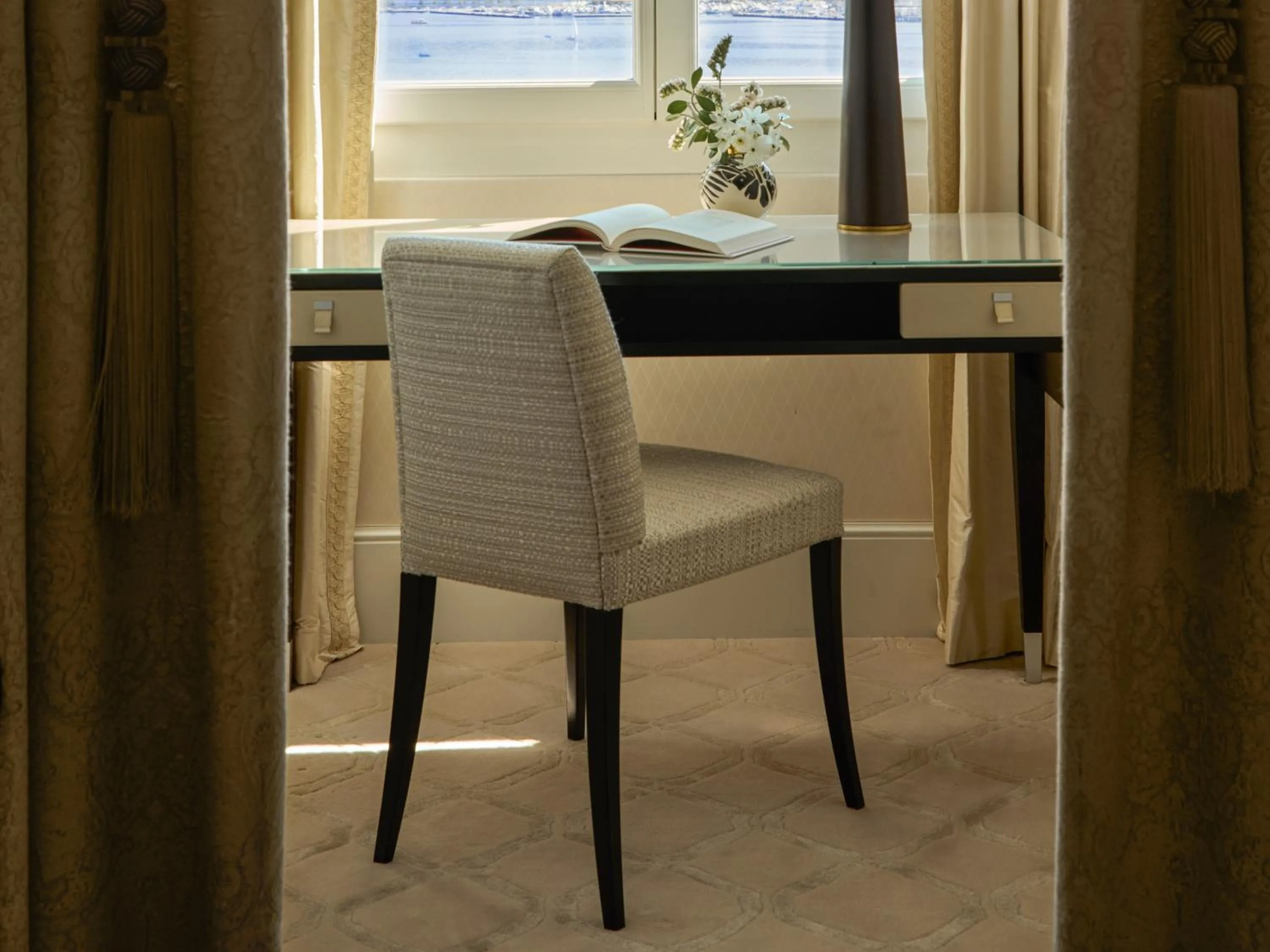 Bedroom in The Woodward - Auberge Collection