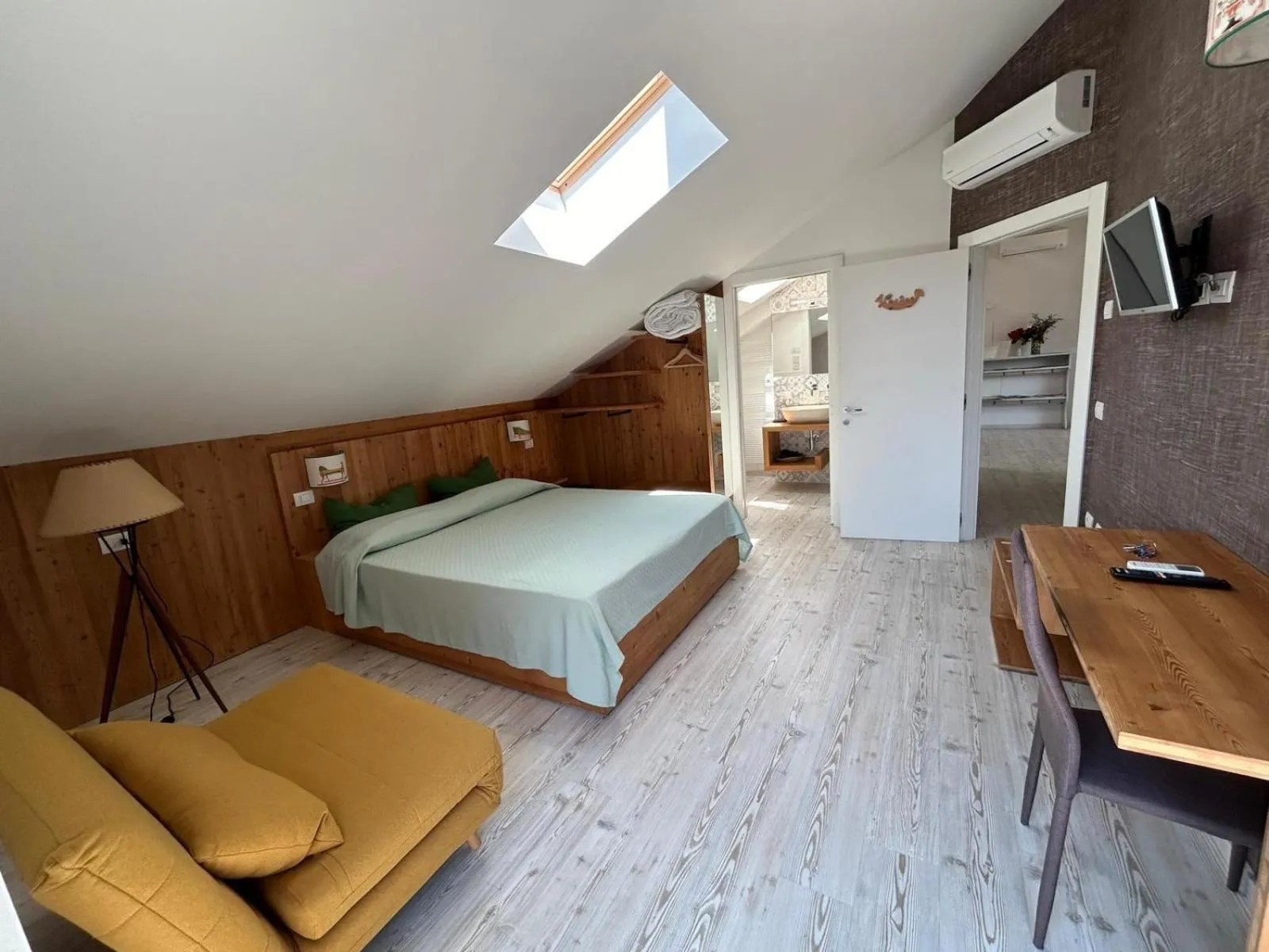 Bedroom, Bed in B&B COL DE LE MOLE - DOLOMITI BELLUNESI