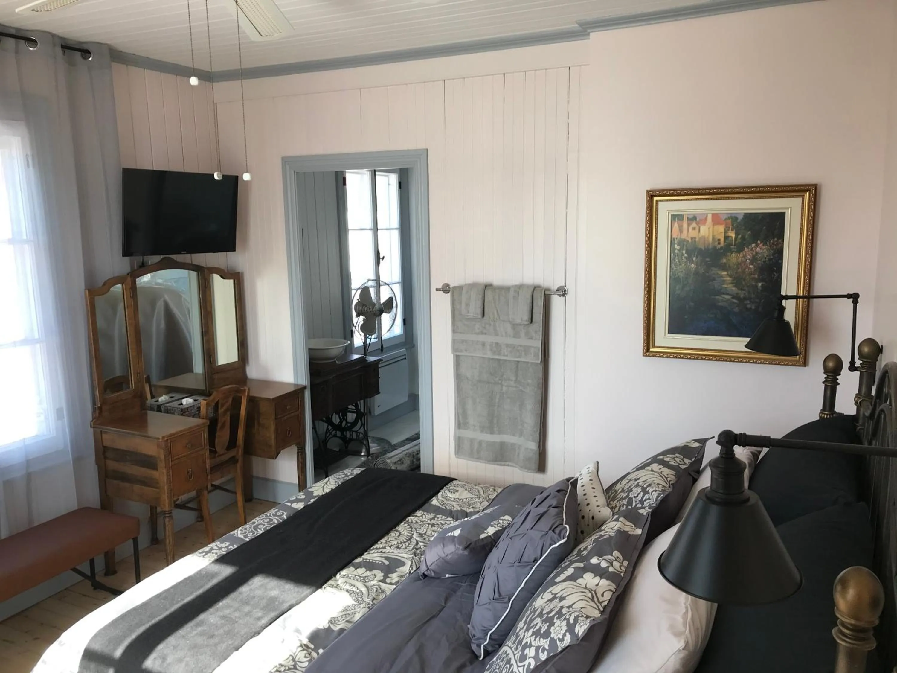 Photo of the whole room, Bed in La maison de l'île d'Orléans -- déjeuner gastronomique à l'aveugle