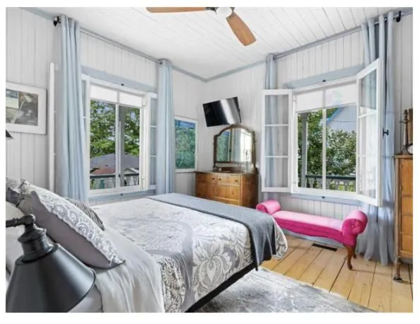 Bed in La maison de l'île d'Orléans -- maison d'hôtes B&B