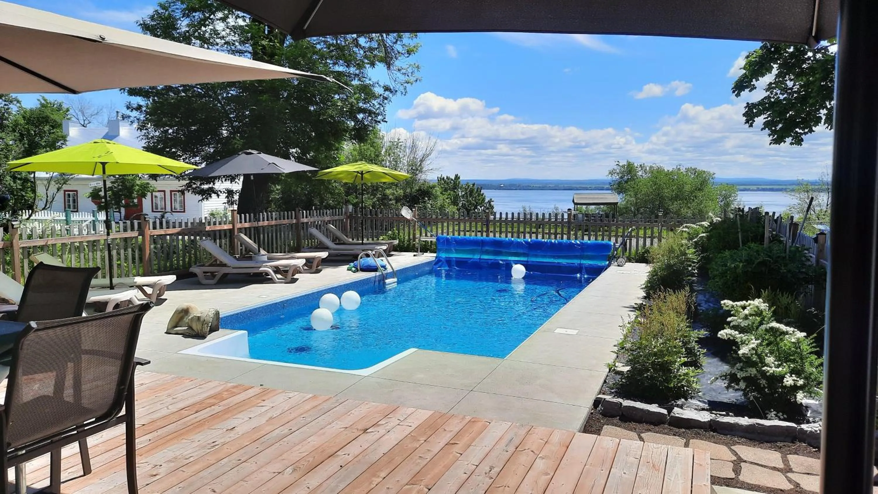 Property building in La maison de l'île d'Orléans -- maison d'hôtes B&B