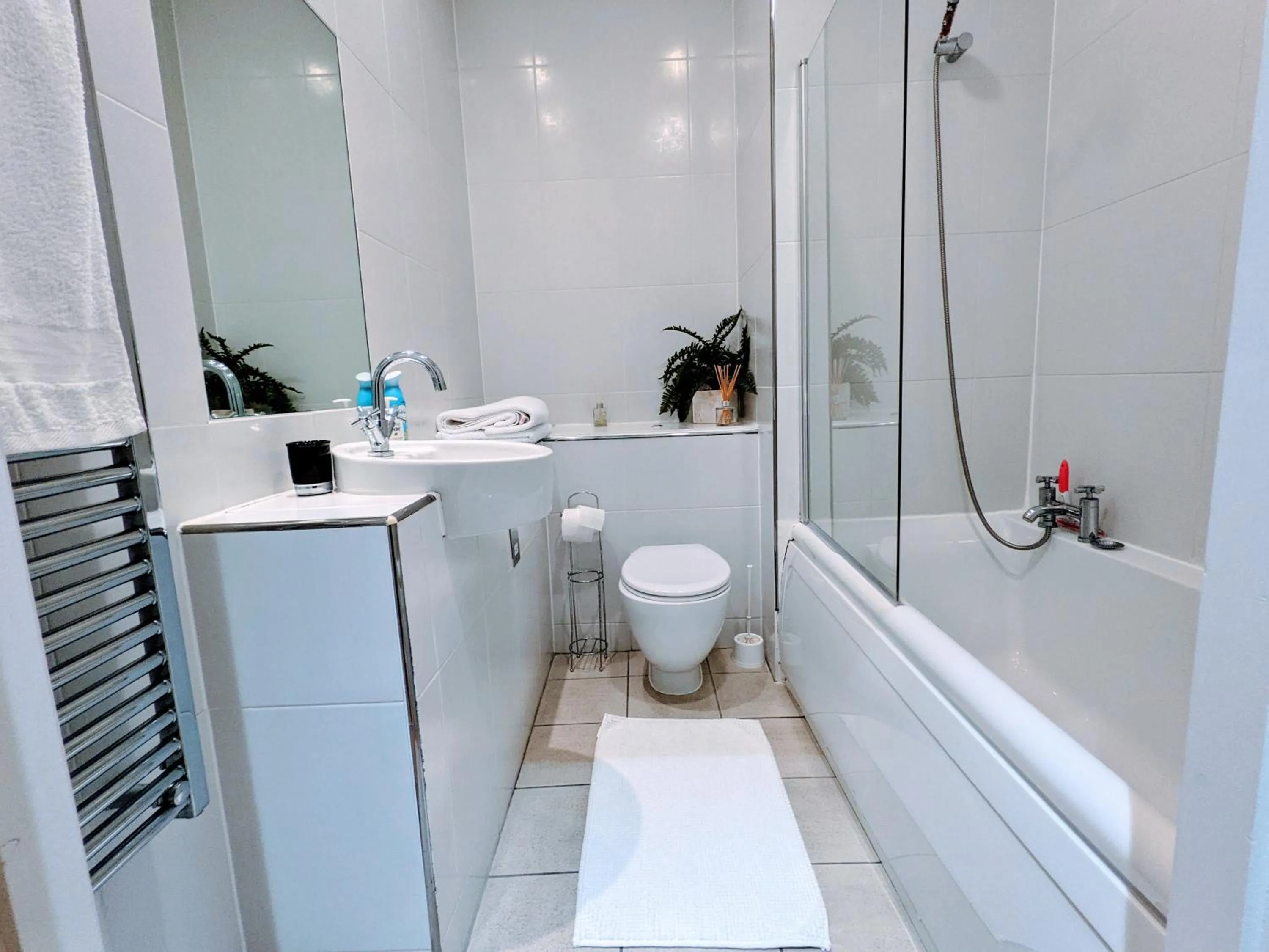 Bathroom in Heart of the City - FREE PARKING