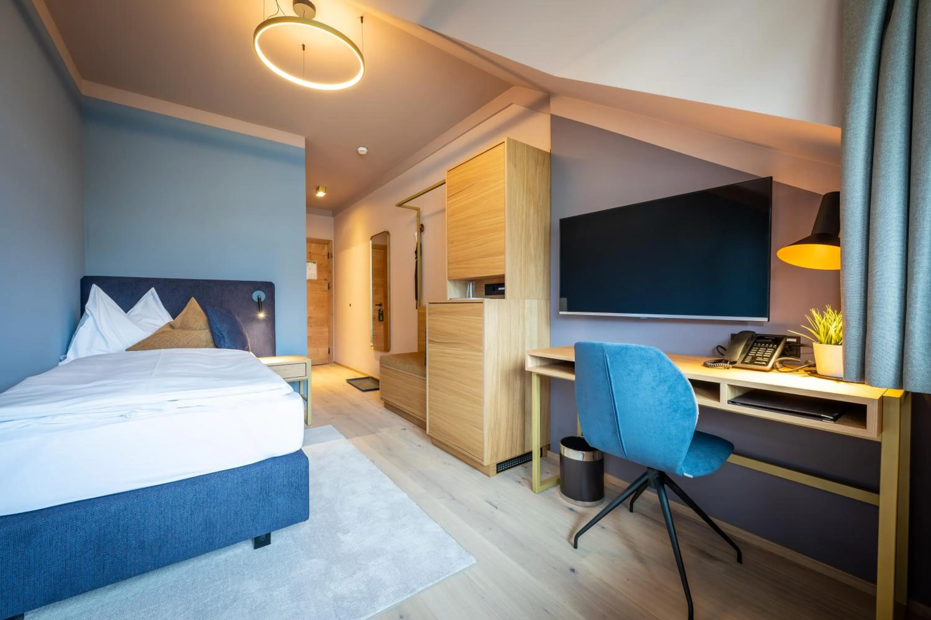 Photo of the whole room, Bed in Hotel Zum Mohren