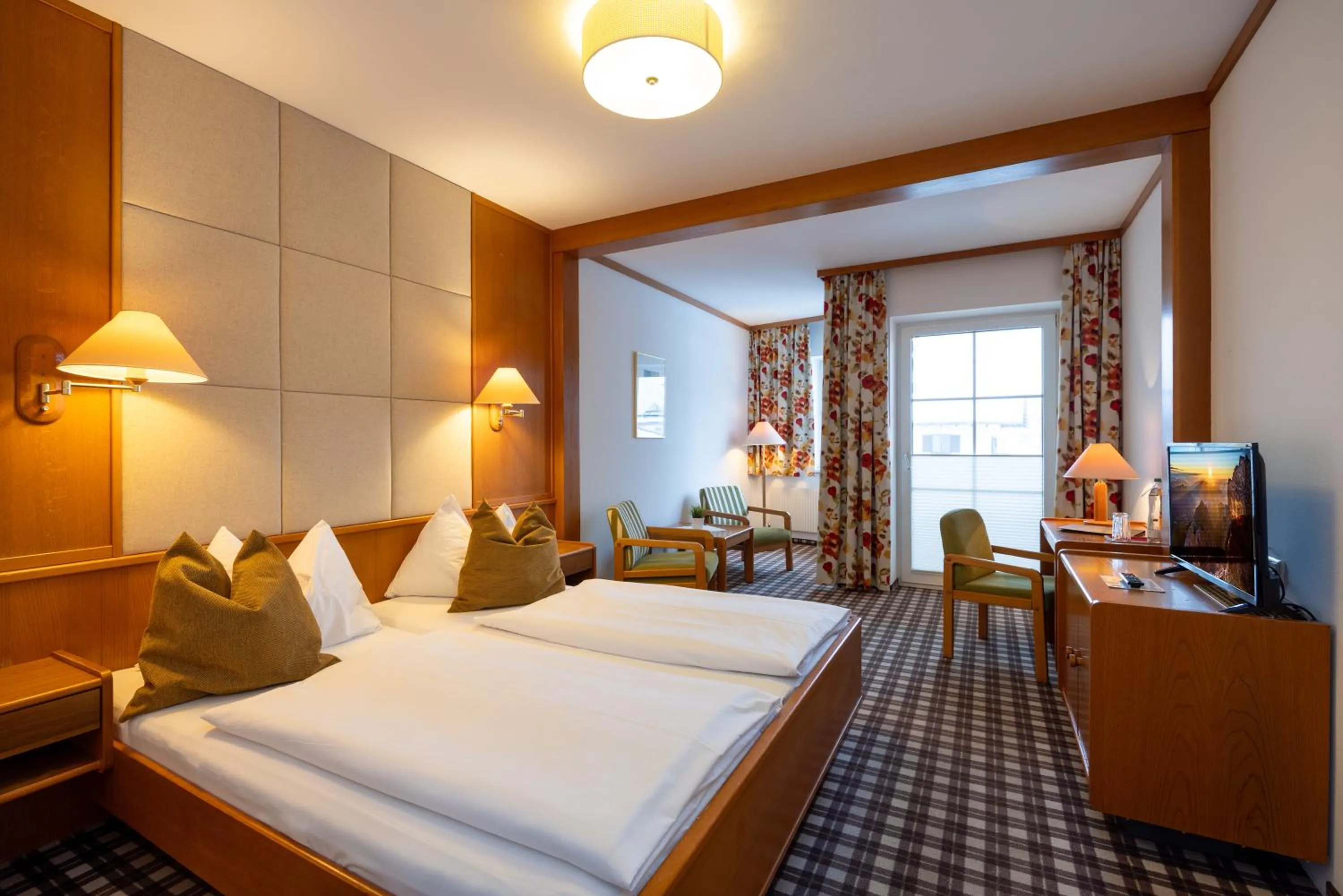 Photo of the whole room, Bed in Hotel Zum Mohren