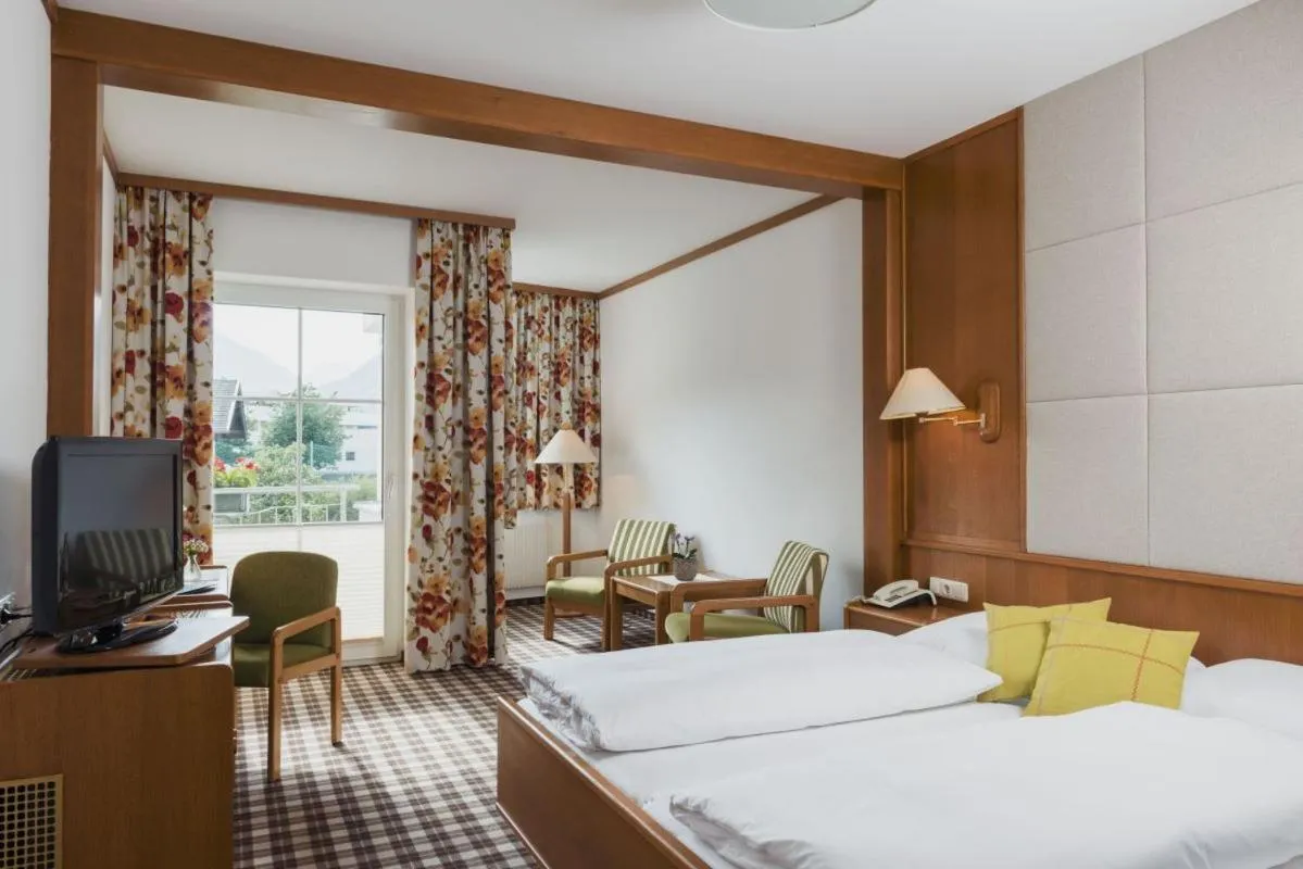 Photo of the whole room, Bed in Hotel Zum Mohren