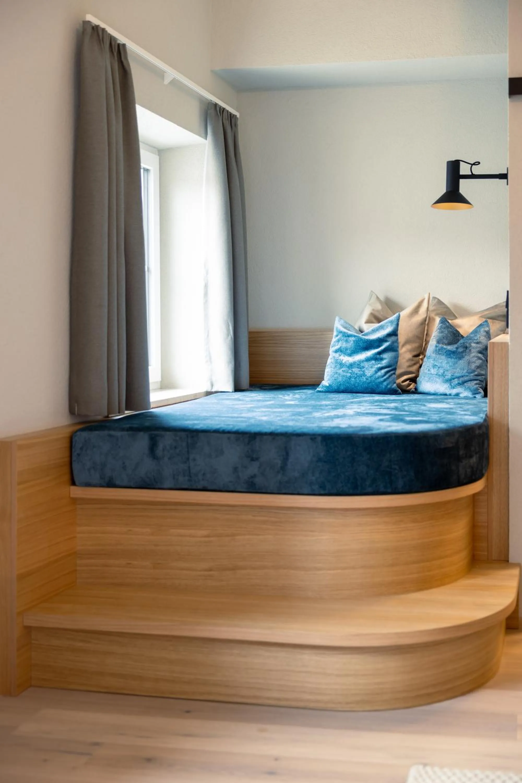 Seating area, Bed in Hotel Zum Mohren