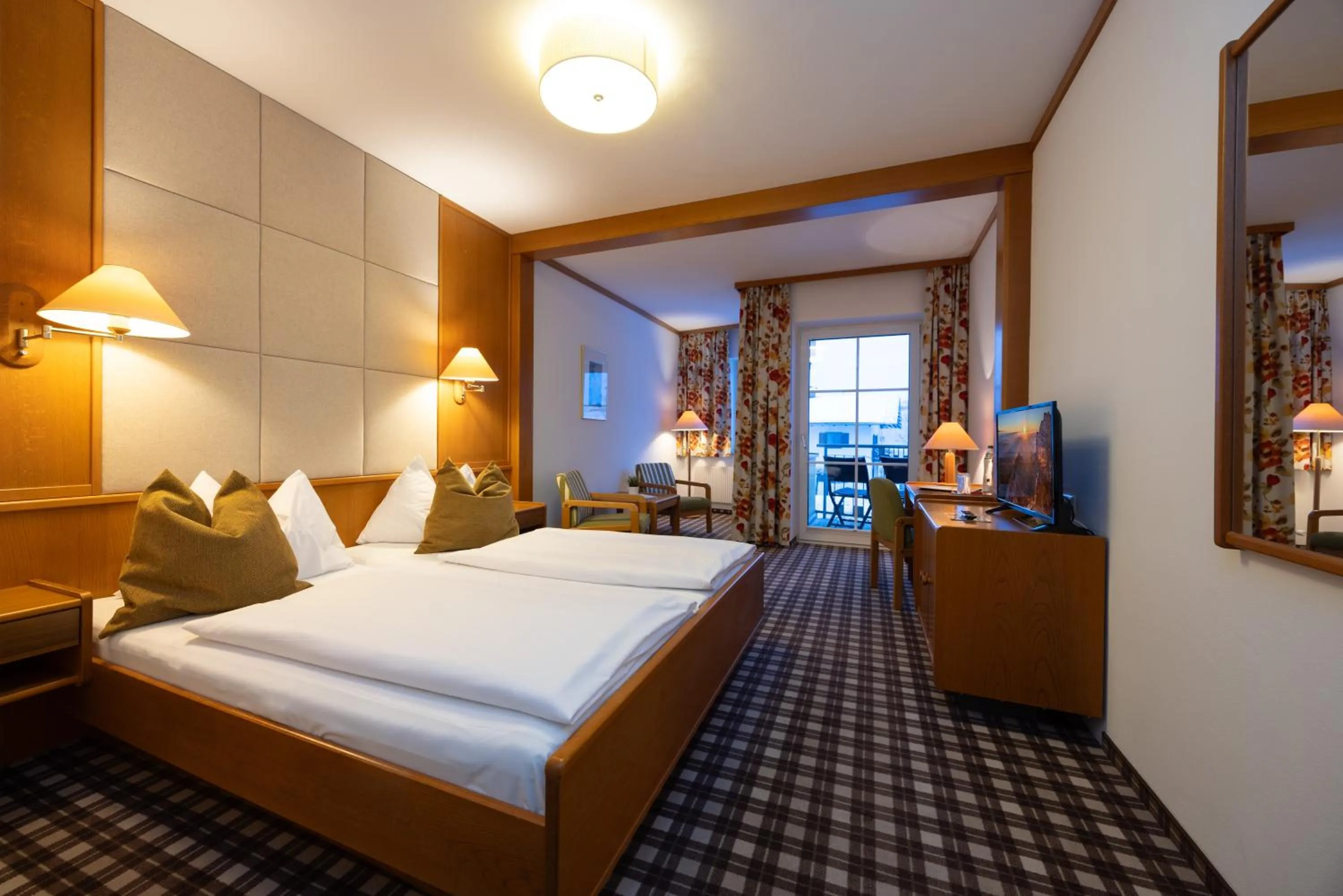 Photo of the whole room, Bed in Hotel Zum Mohren