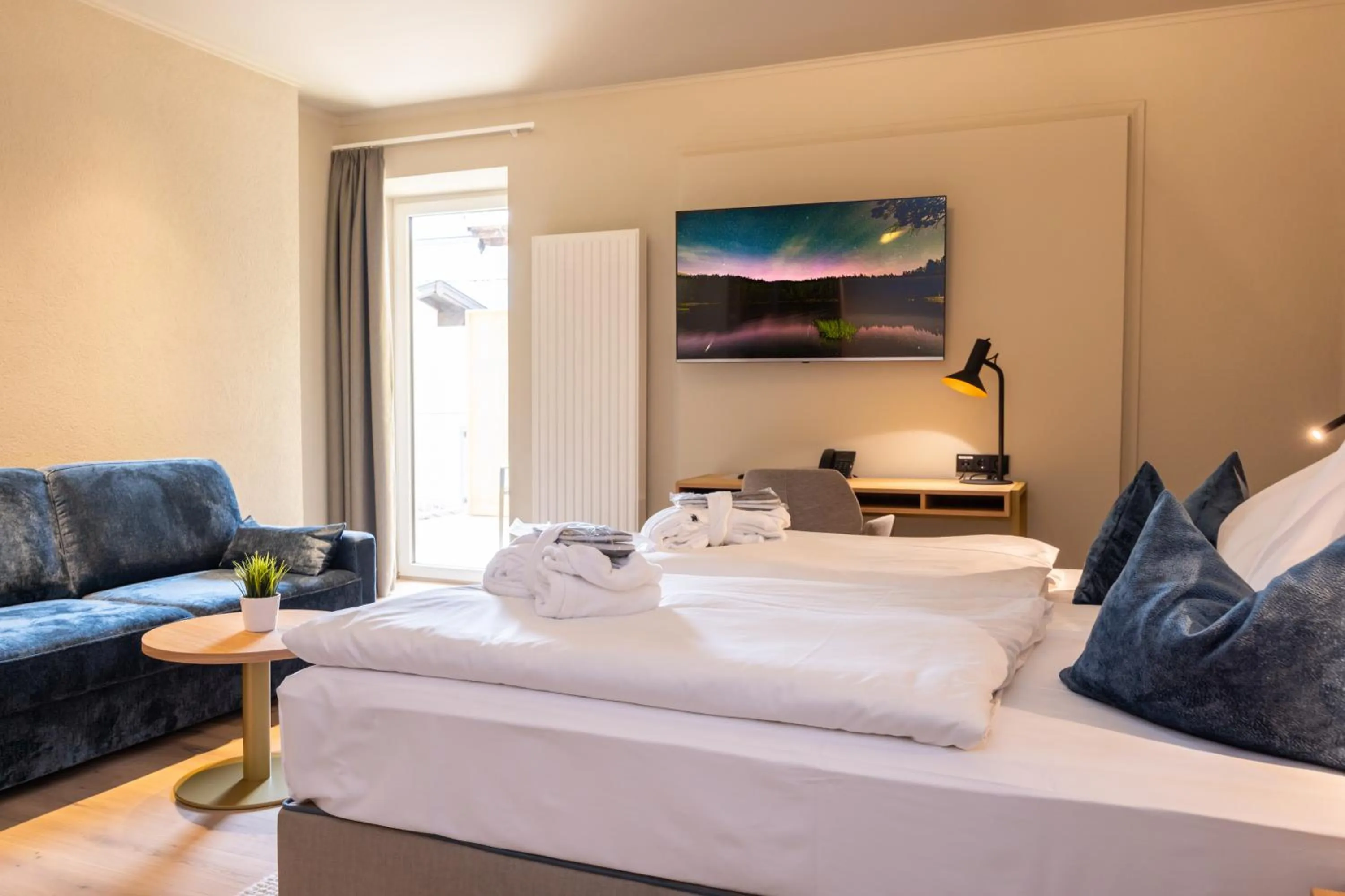 Photo of the whole room, Bed in Hotel Zum Mohren