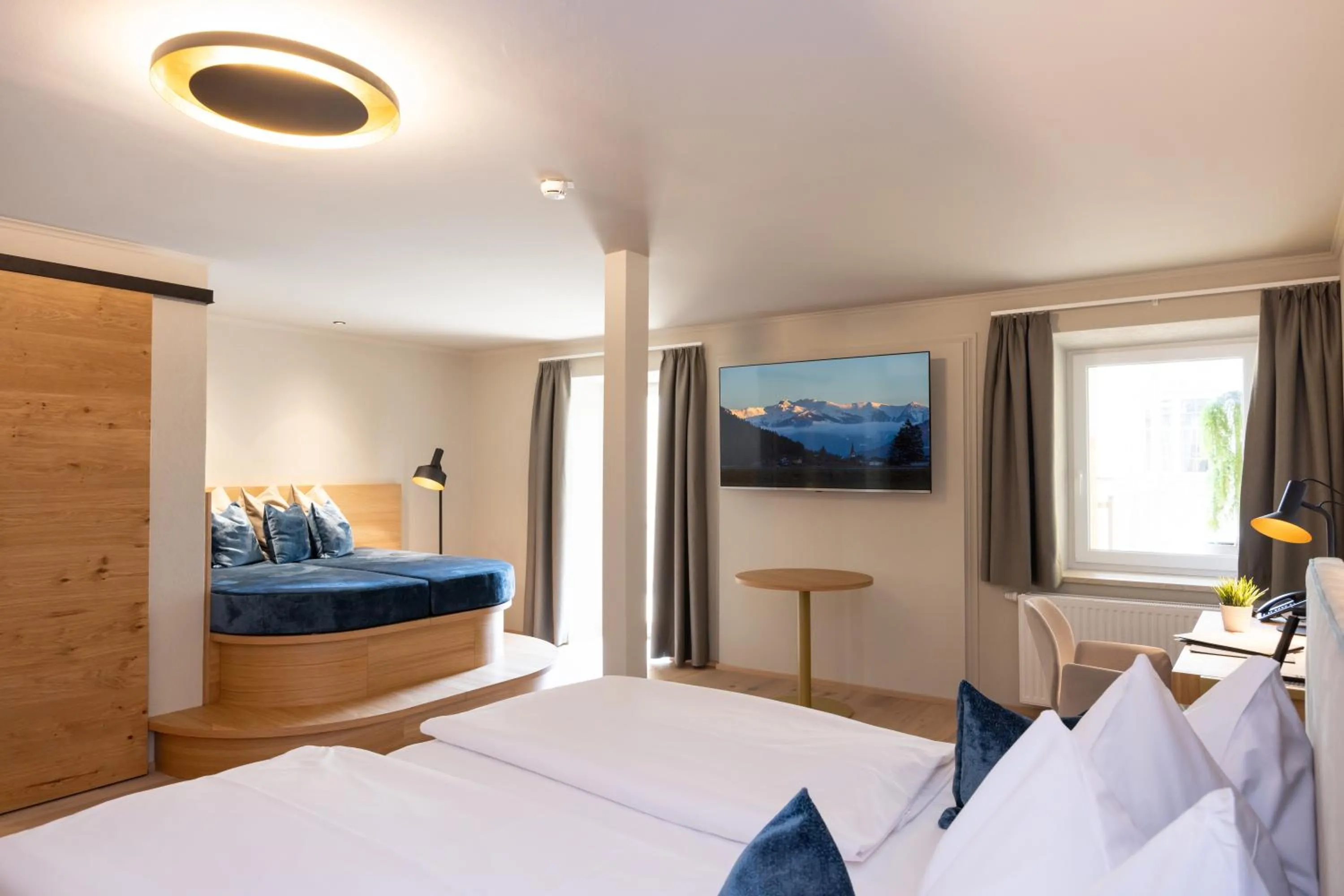 Photo of the whole room, Bed in Hotel Zum Mohren