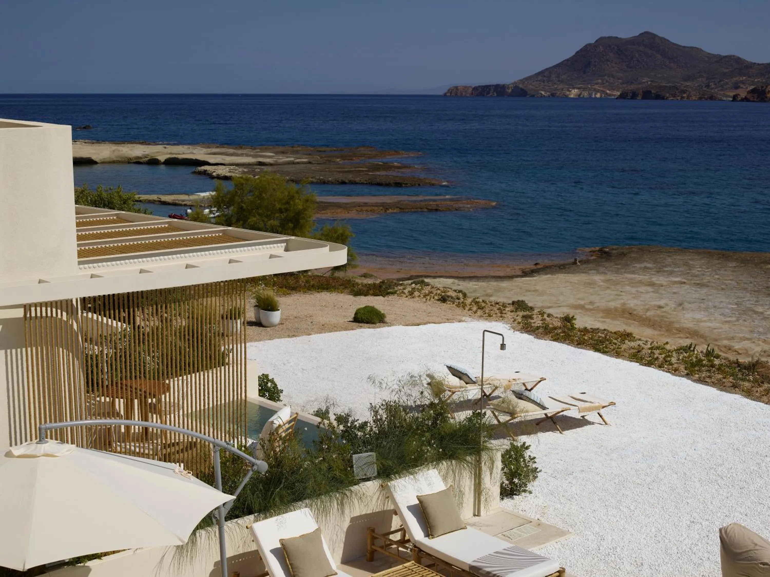 Beach in White Pebble Suites