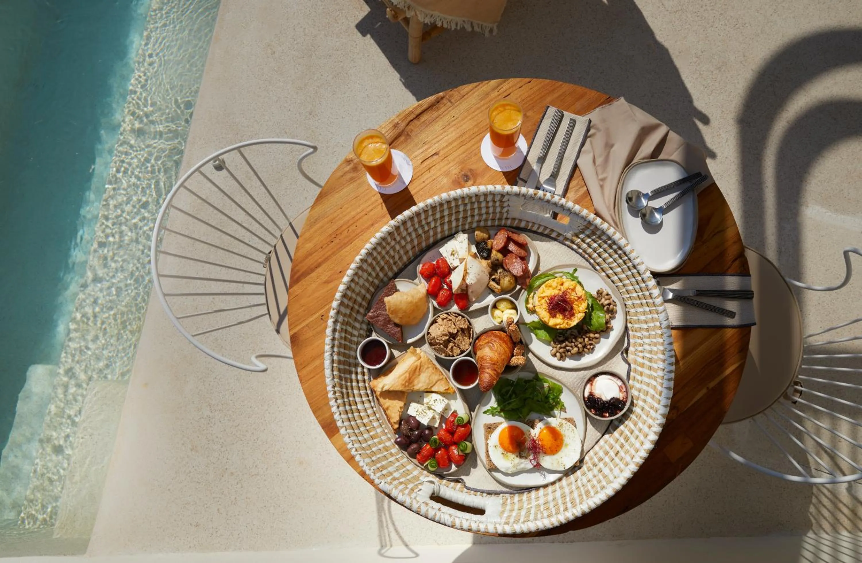 Food and drinks in White Pebble Suites