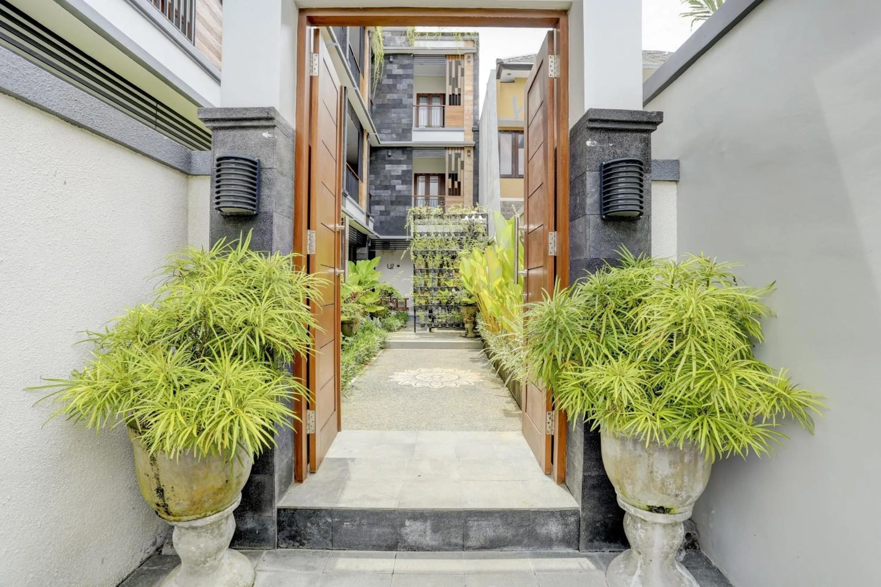 Facade/entrance in Hotel O March 67 Stay