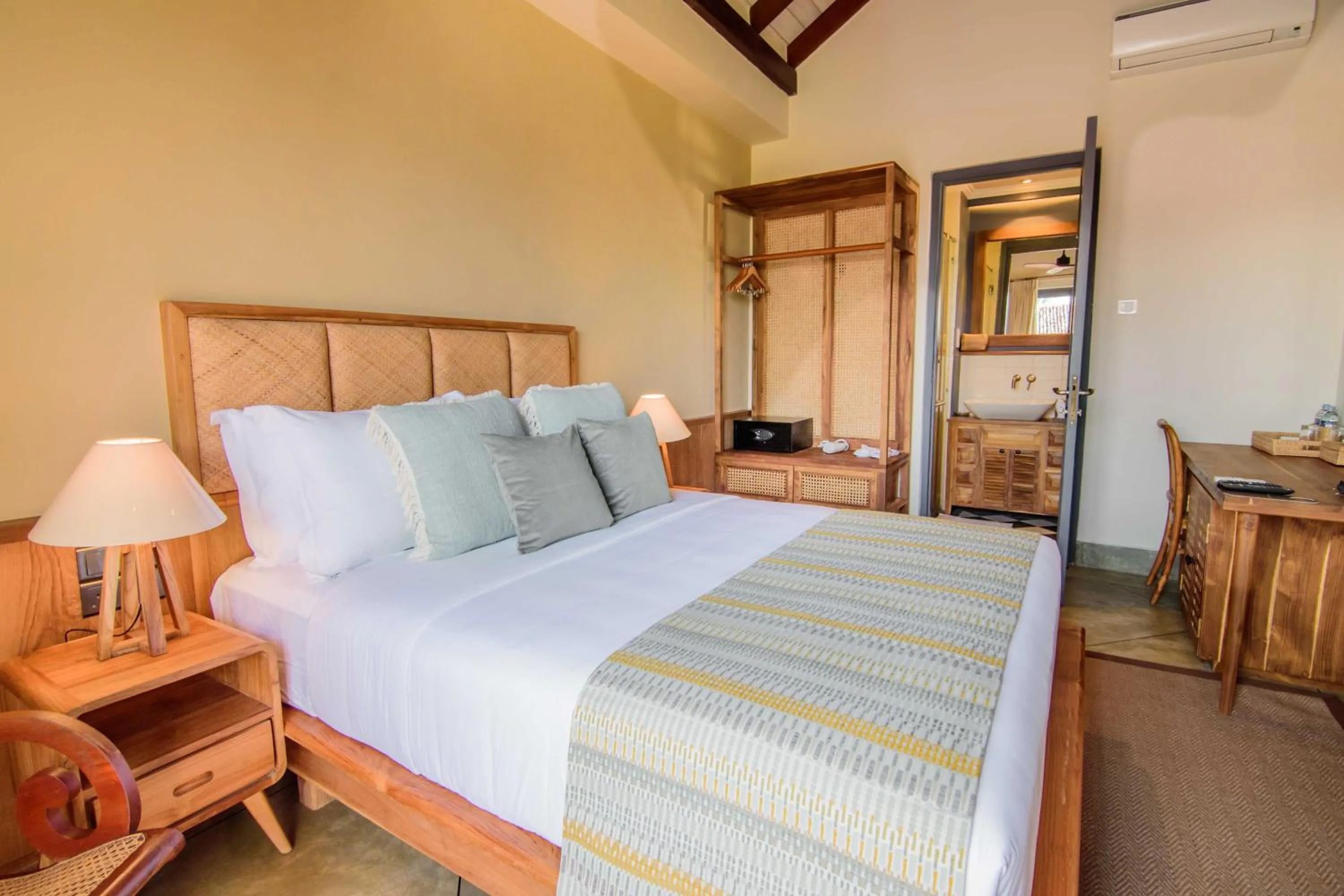 Bedroom, Bed in The Merchant