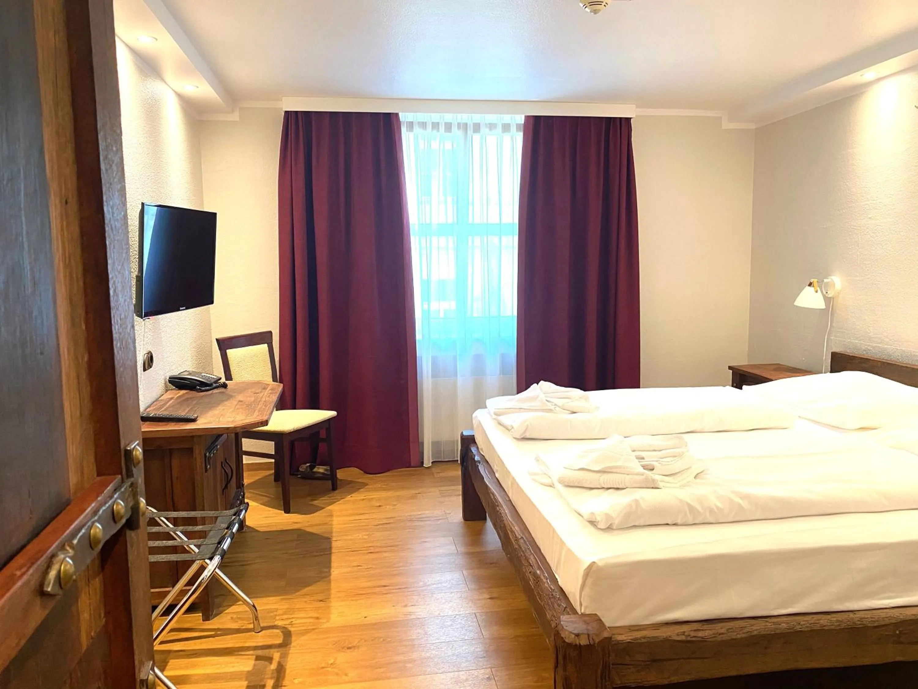 Photo of the whole room, Bed in Hotel Enziana Wien