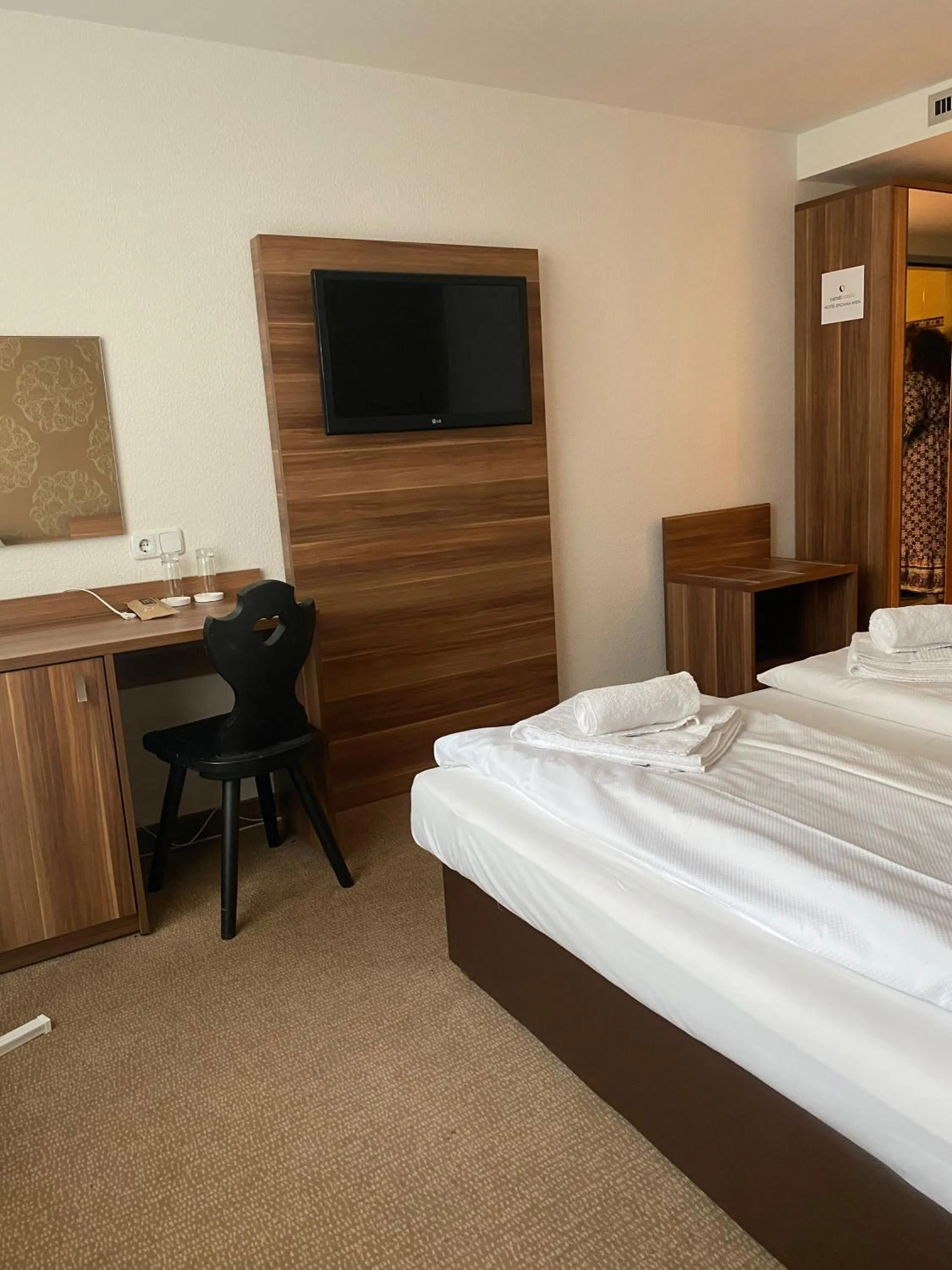 Bedroom, Bed in Hotel Enziana Wien