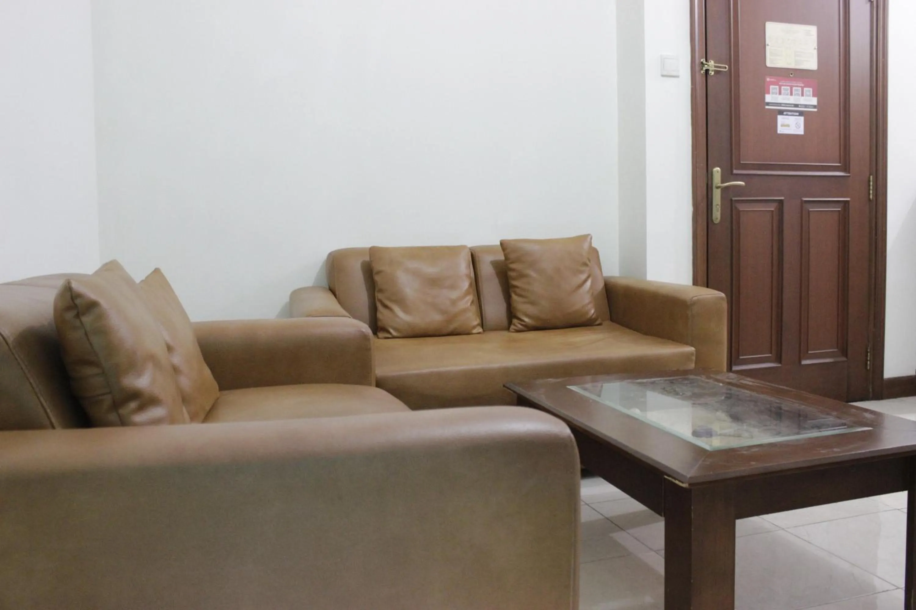 Living room in Homey 2BR Majesty Apartment near Maranatha University By Travelio