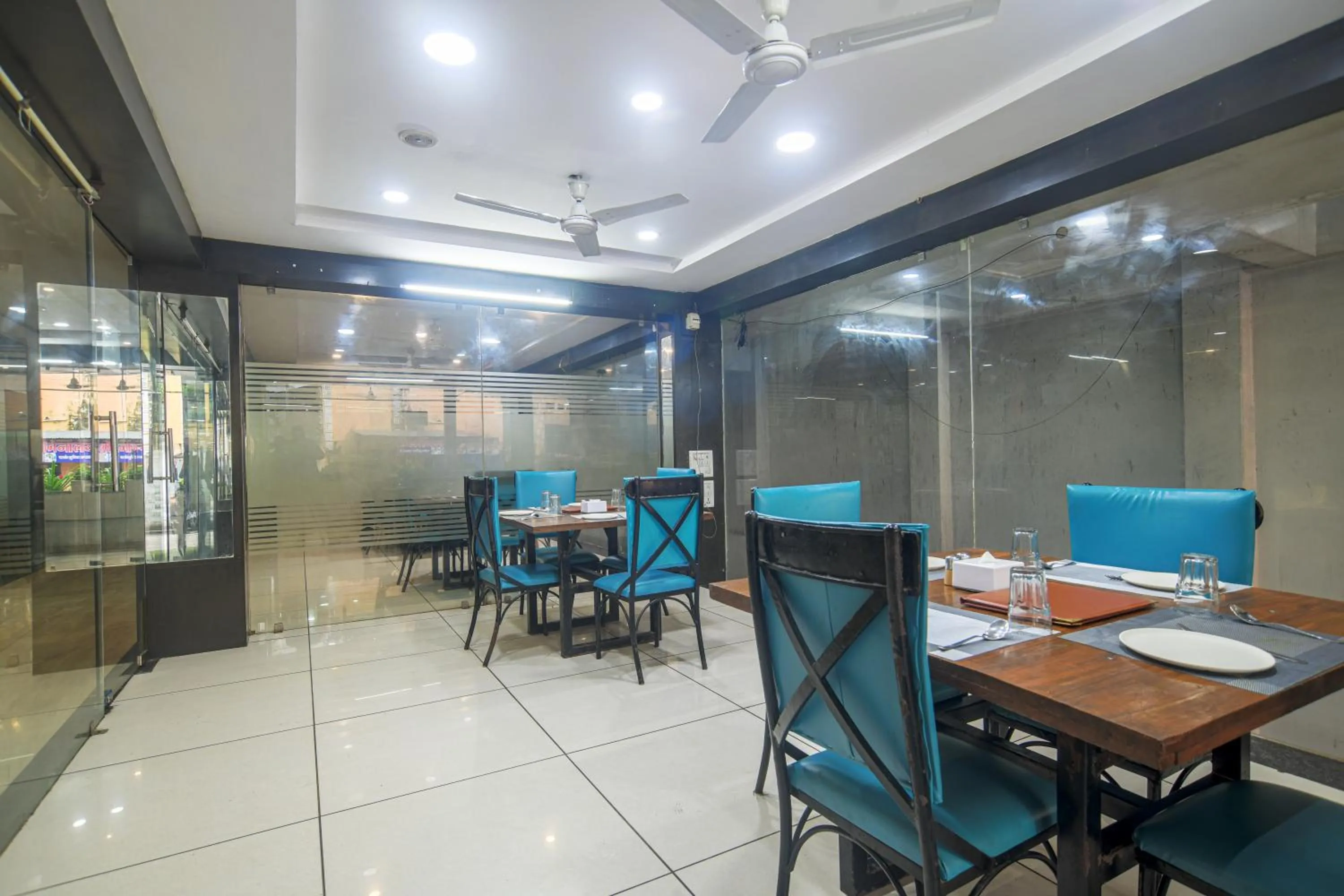 Restaurant/places to eat in Hotel Satyug Inn