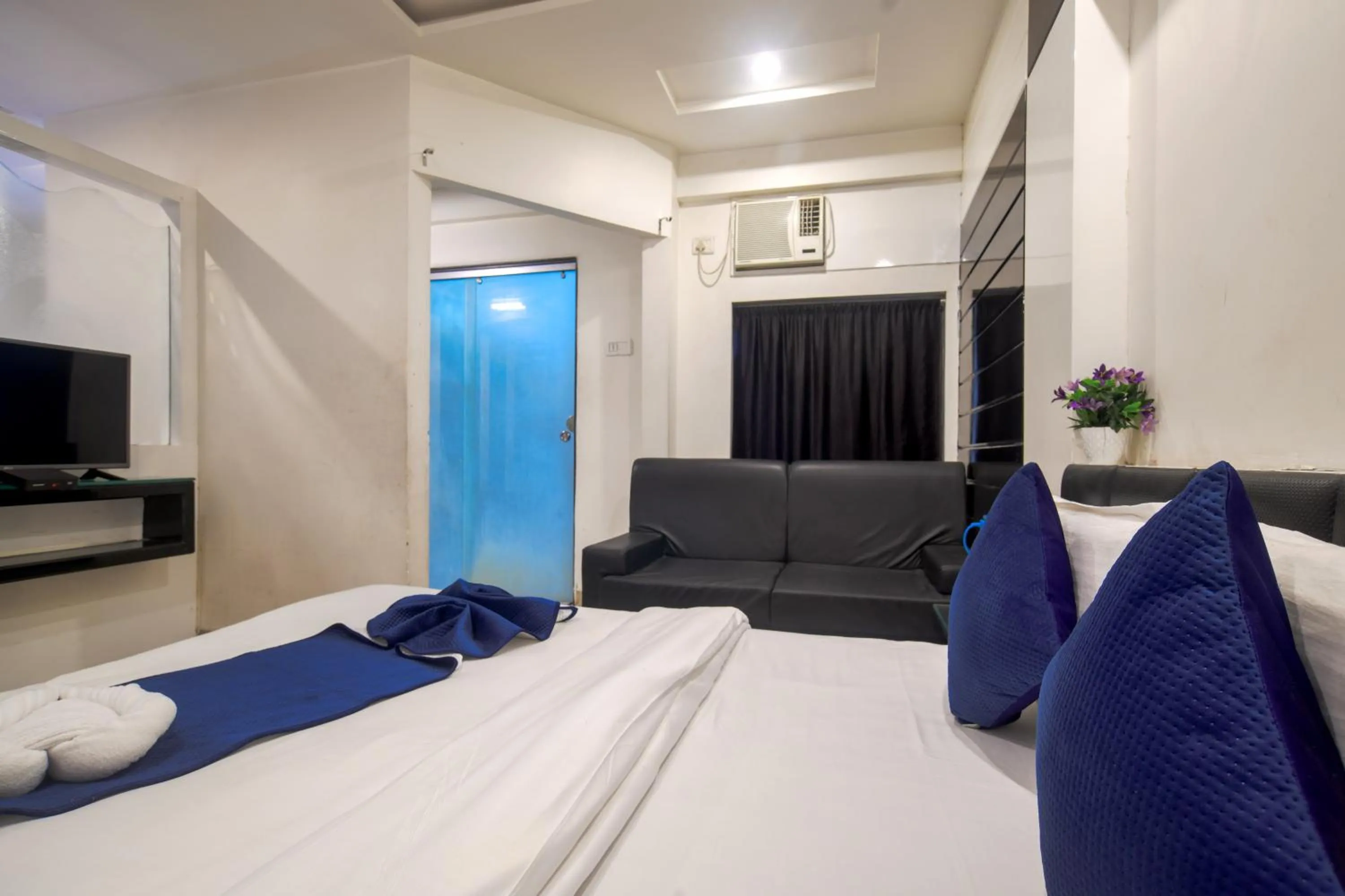 Bed in Hotel Satyug Inn