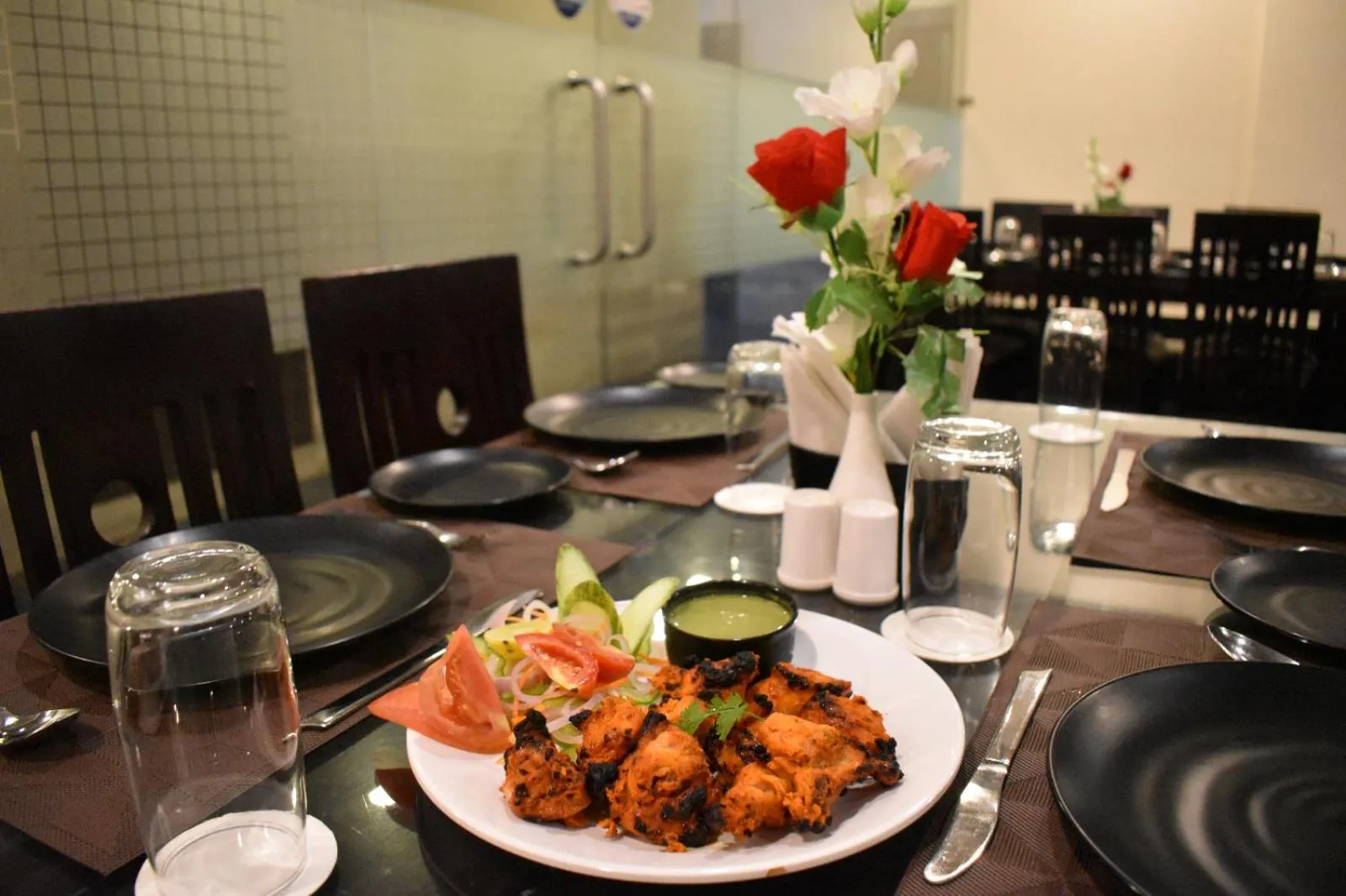 Restaurant/places to eat in Hotel Vip Square