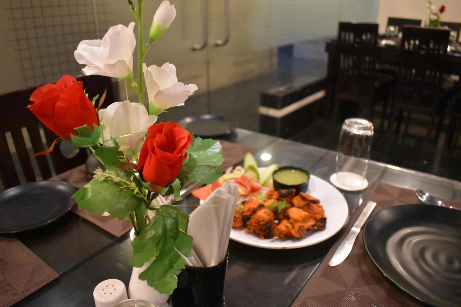 Restaurant/places to eat in Hotel Vip Square