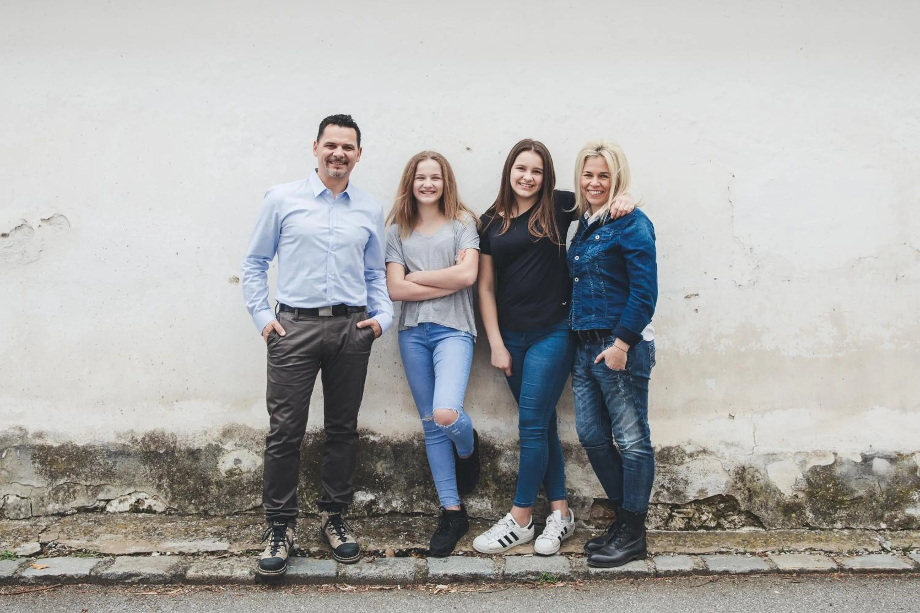 Family in Weinwirtshaus Wlaschits