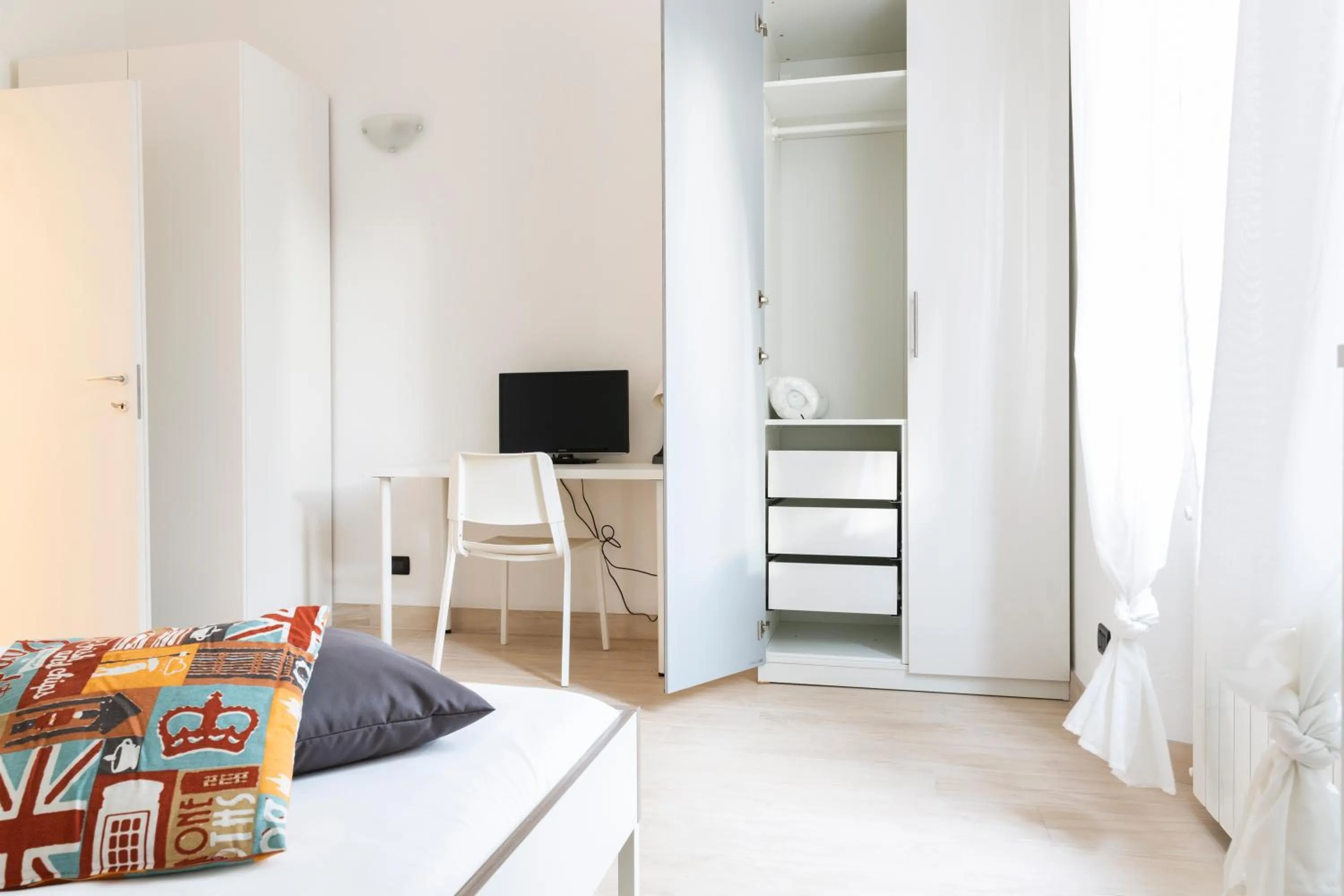 Seating area, Bed in Affori 4ever - 2 bedrooms