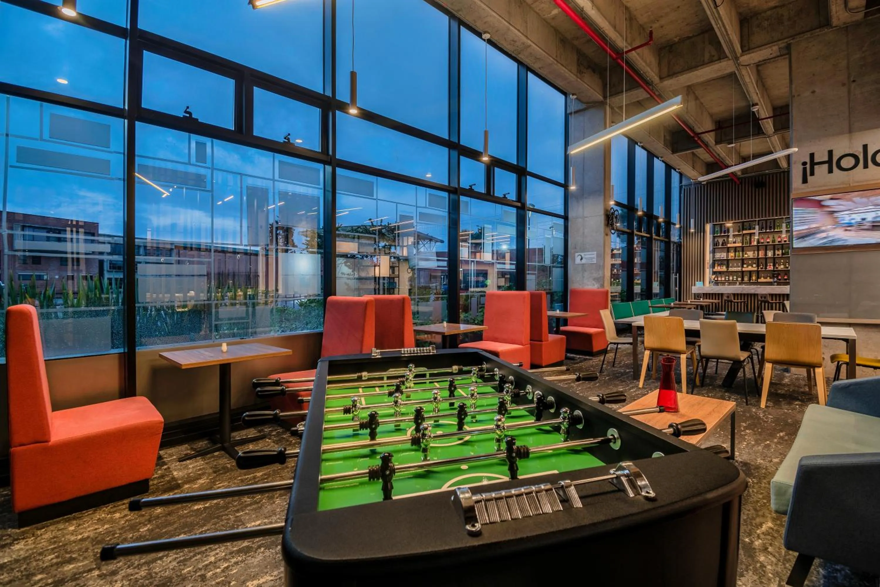 Communal lounge/ TV room in Hotel Distrito ZF By OxoHotel