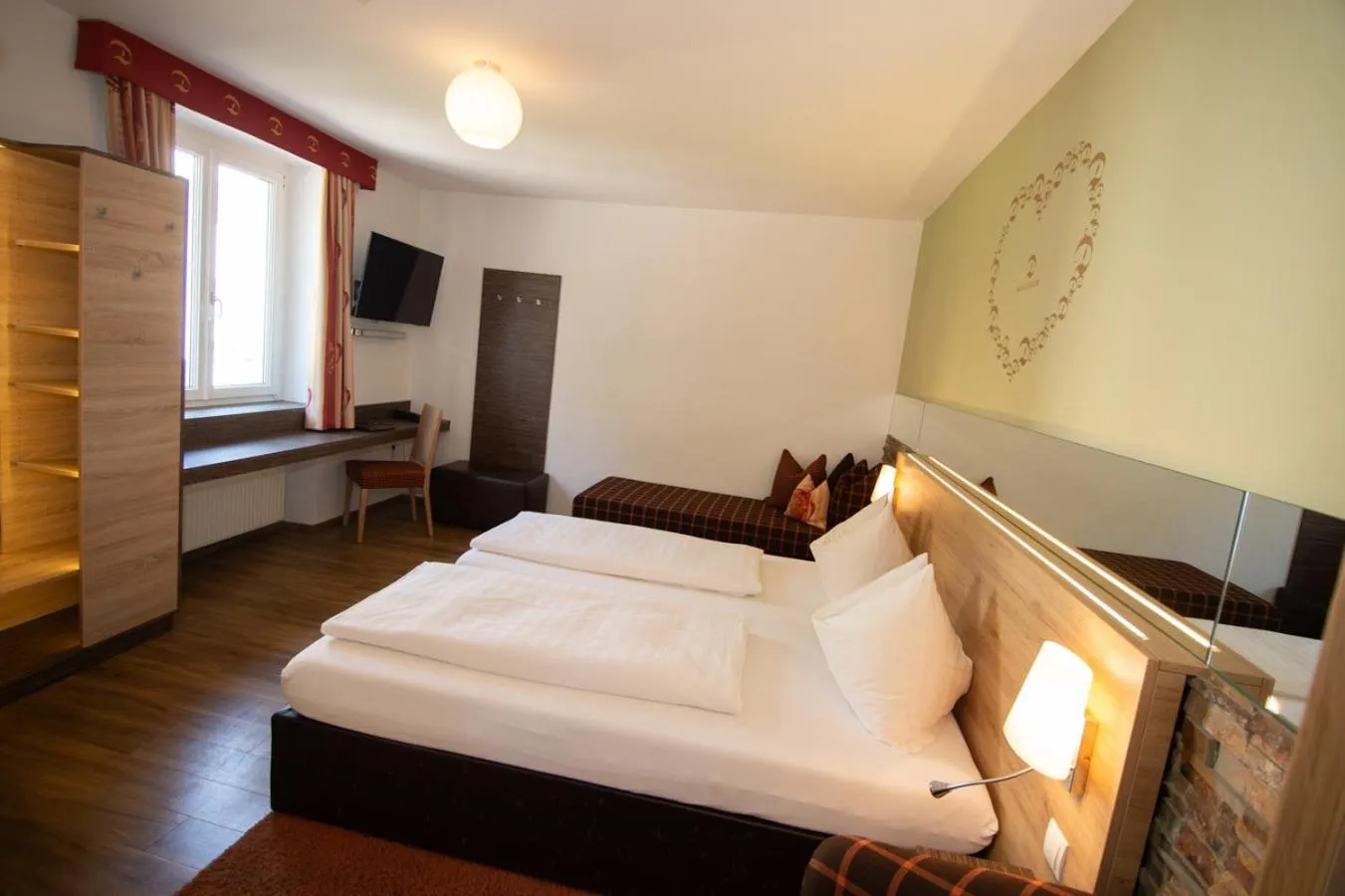 Bedroom, Bed in Dollinger