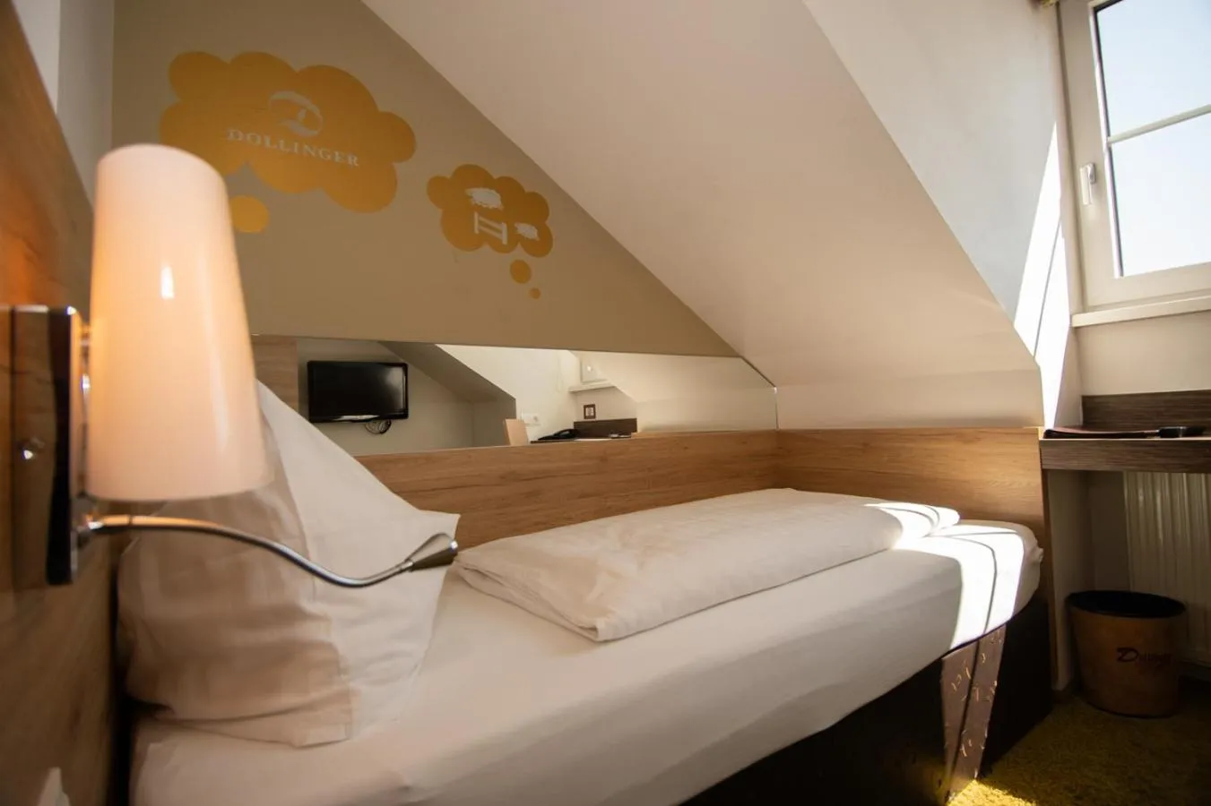 Bedroom, Bed in Dollinger