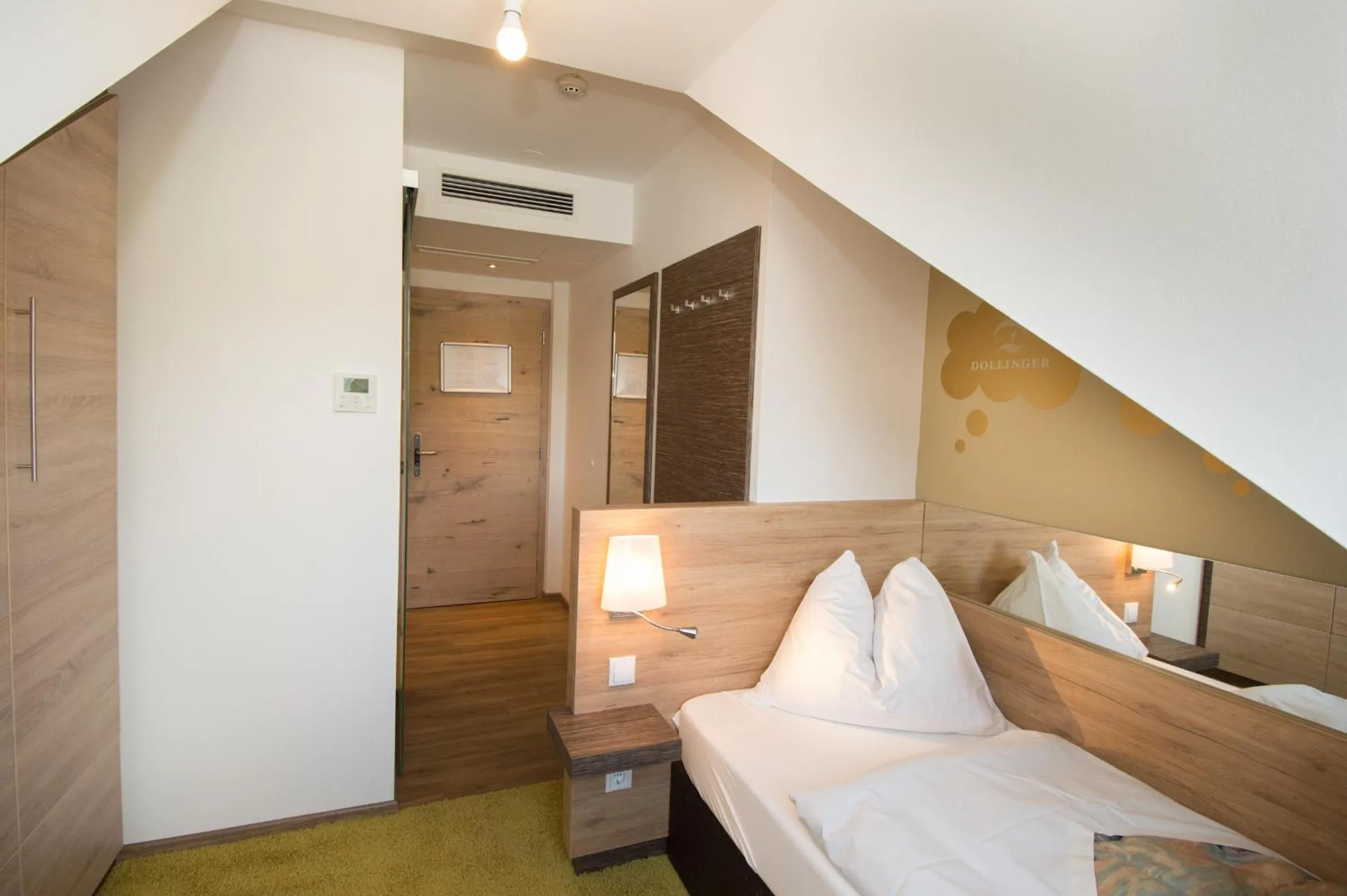 Photo of the whole room, Bed in Dollinger