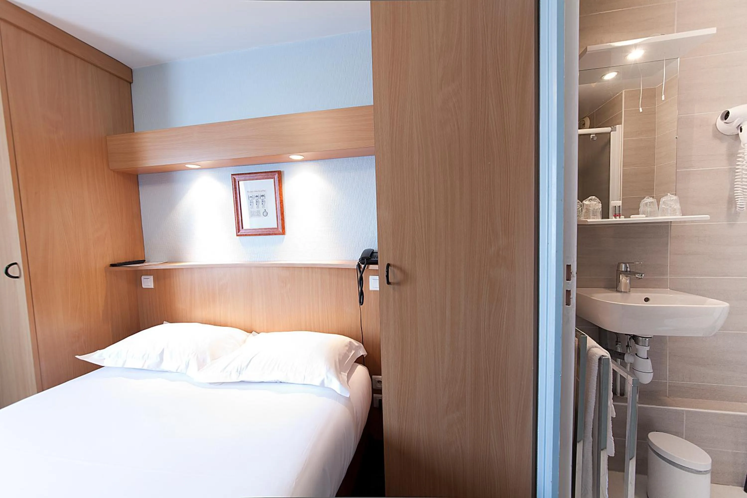 Bathroom, Bed in Le Chatel