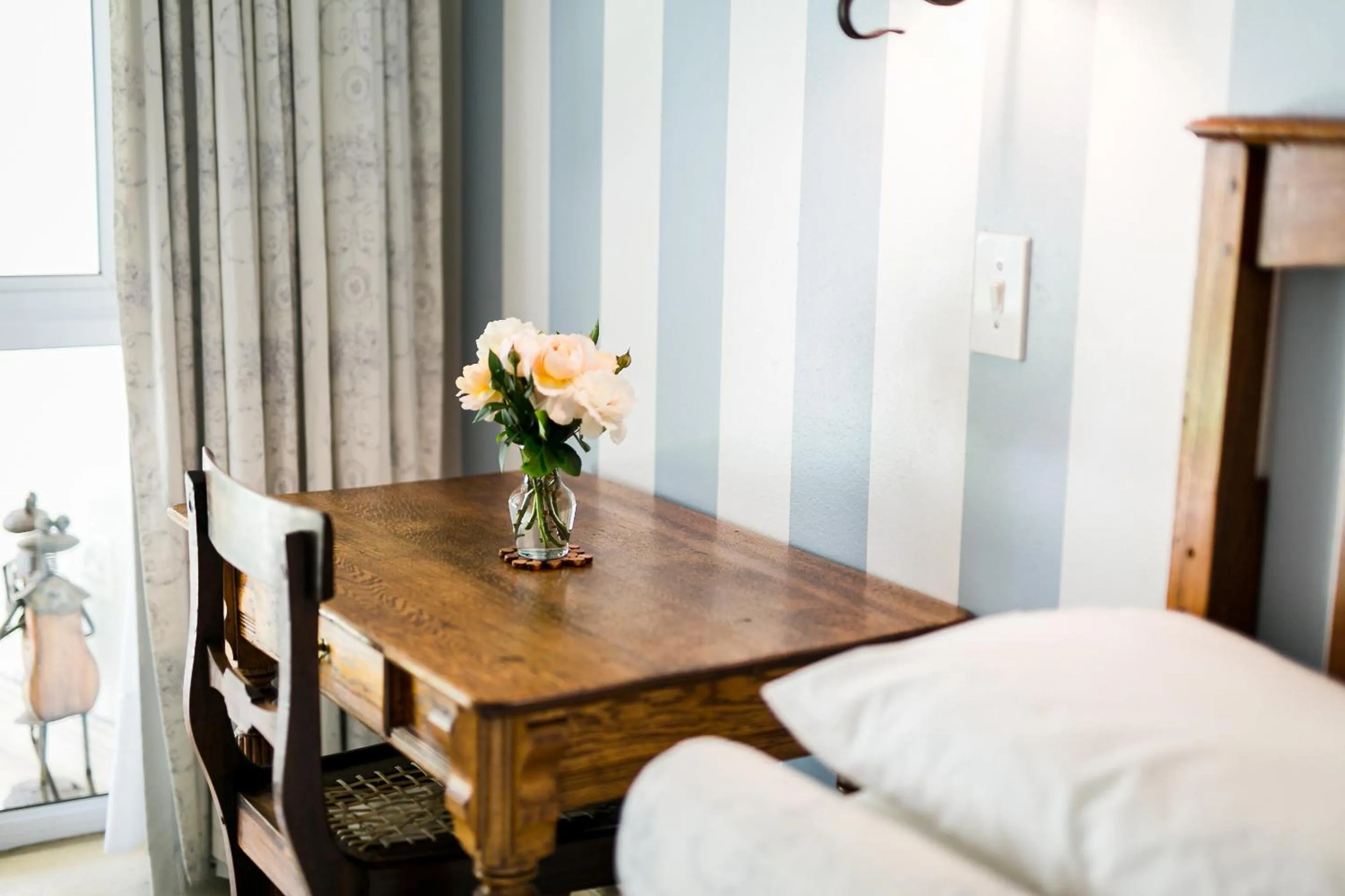 Seating area, Bed in Burkleigh House