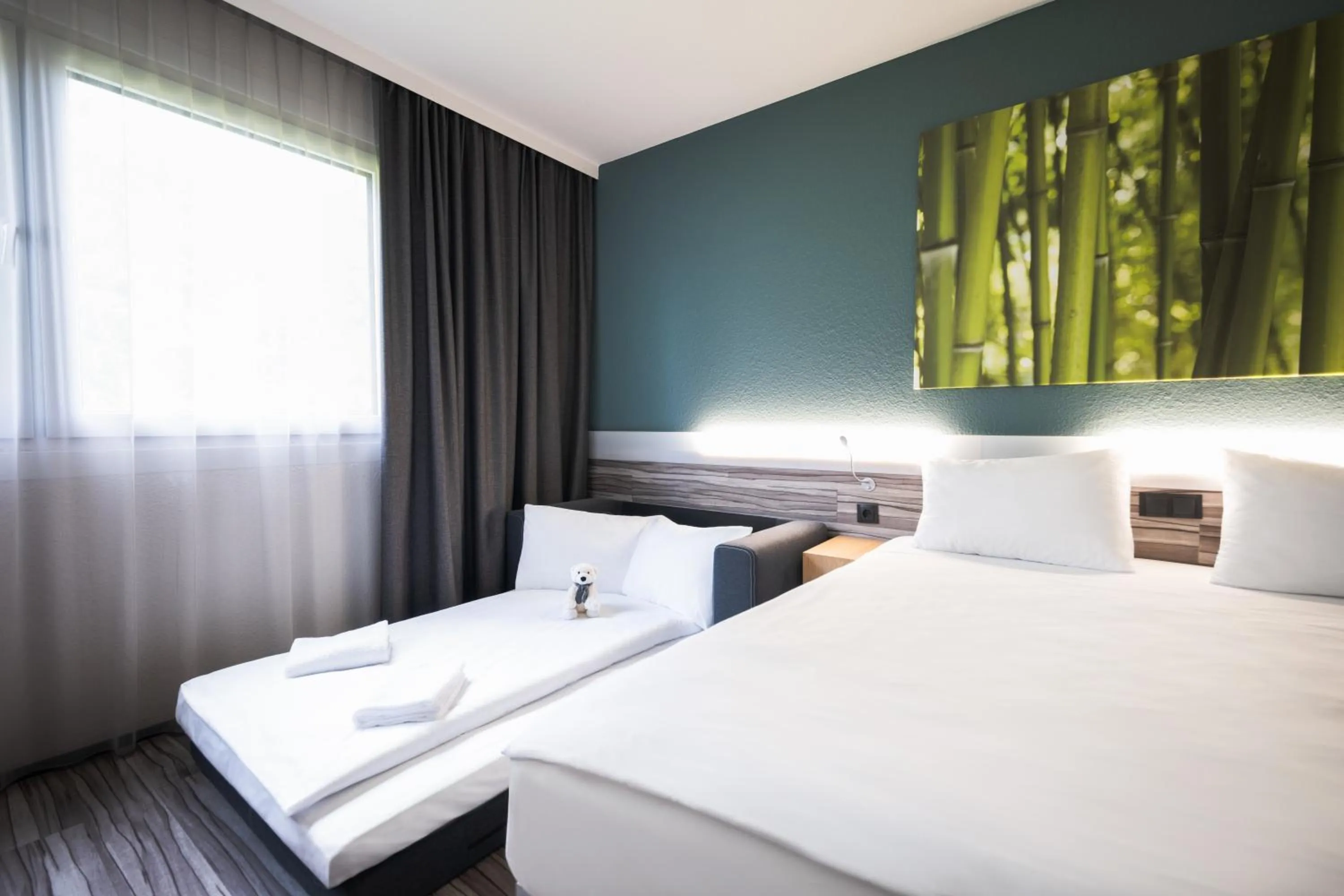 Photo of the whole room, Bed in Ibis Styles Linz