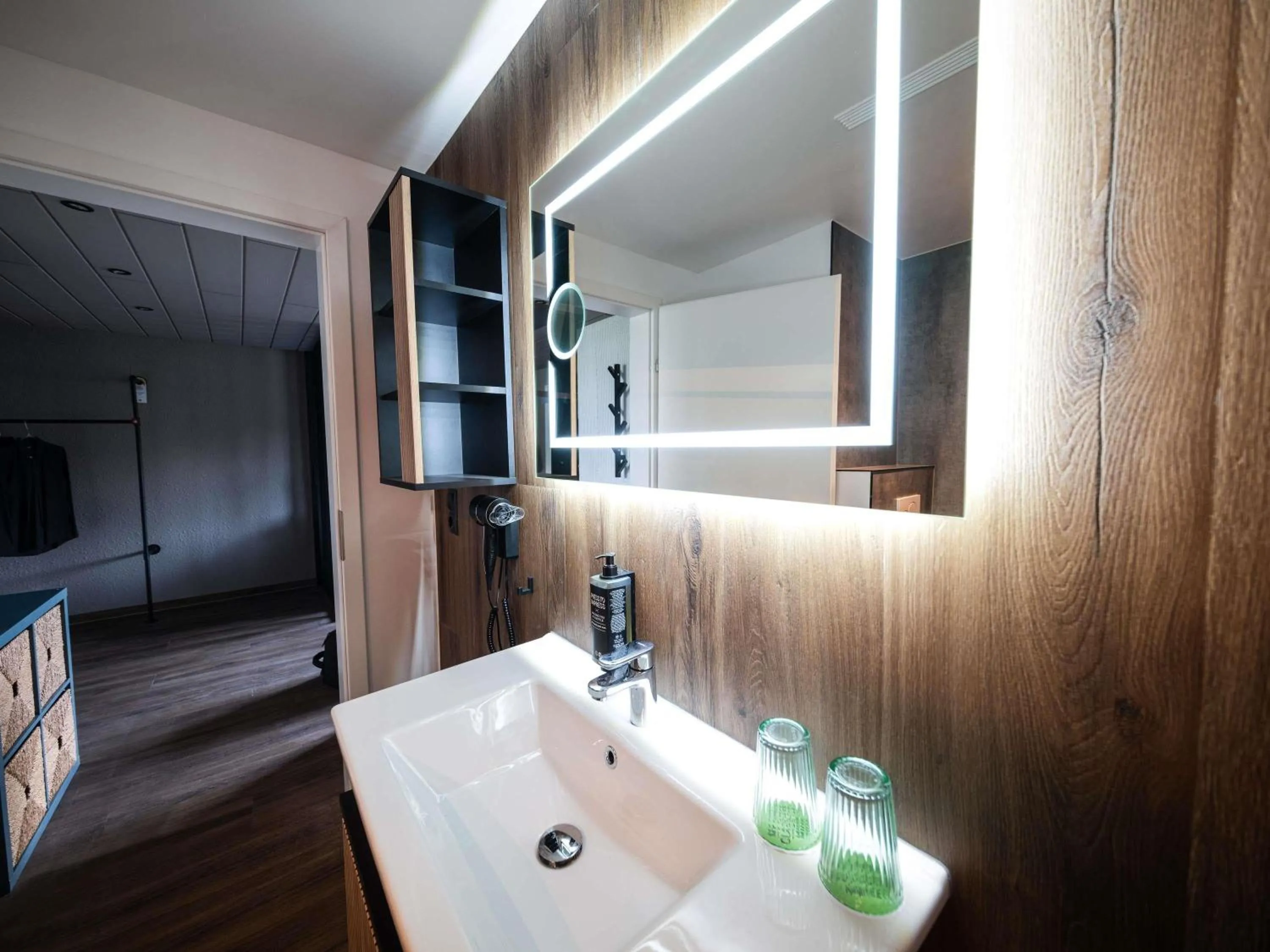 Photo of the whole room in Ibis Styles Linz