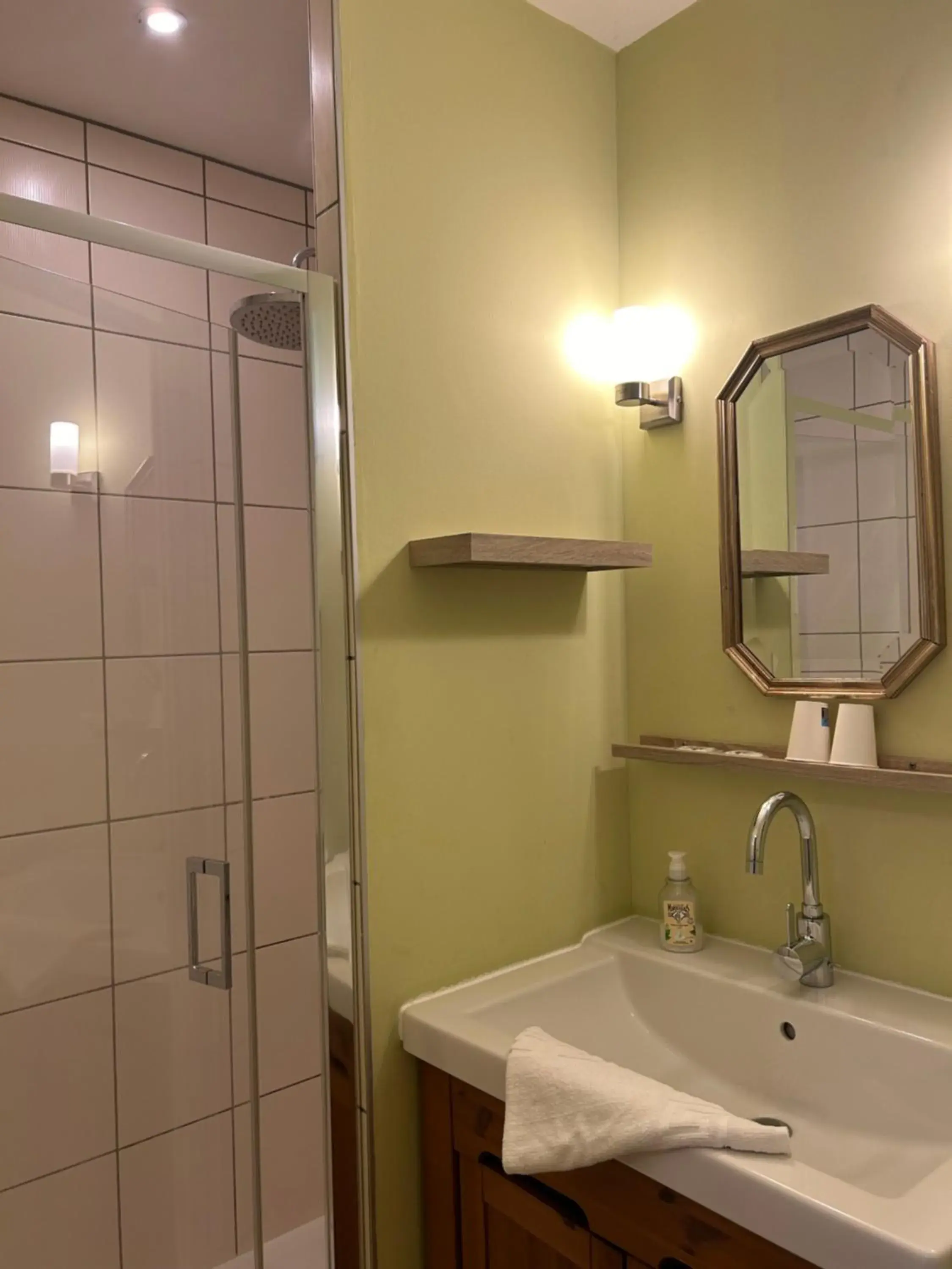 Twin Room in Hôtel l'Annexe Twin Room in Hôtel l'Annexe