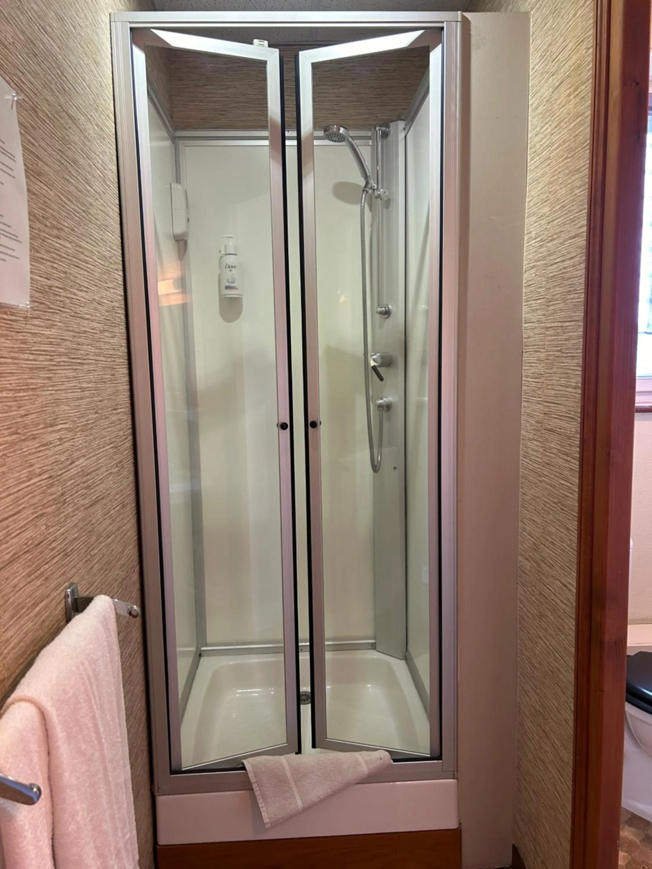 Shower in Hôtel l'Annexe