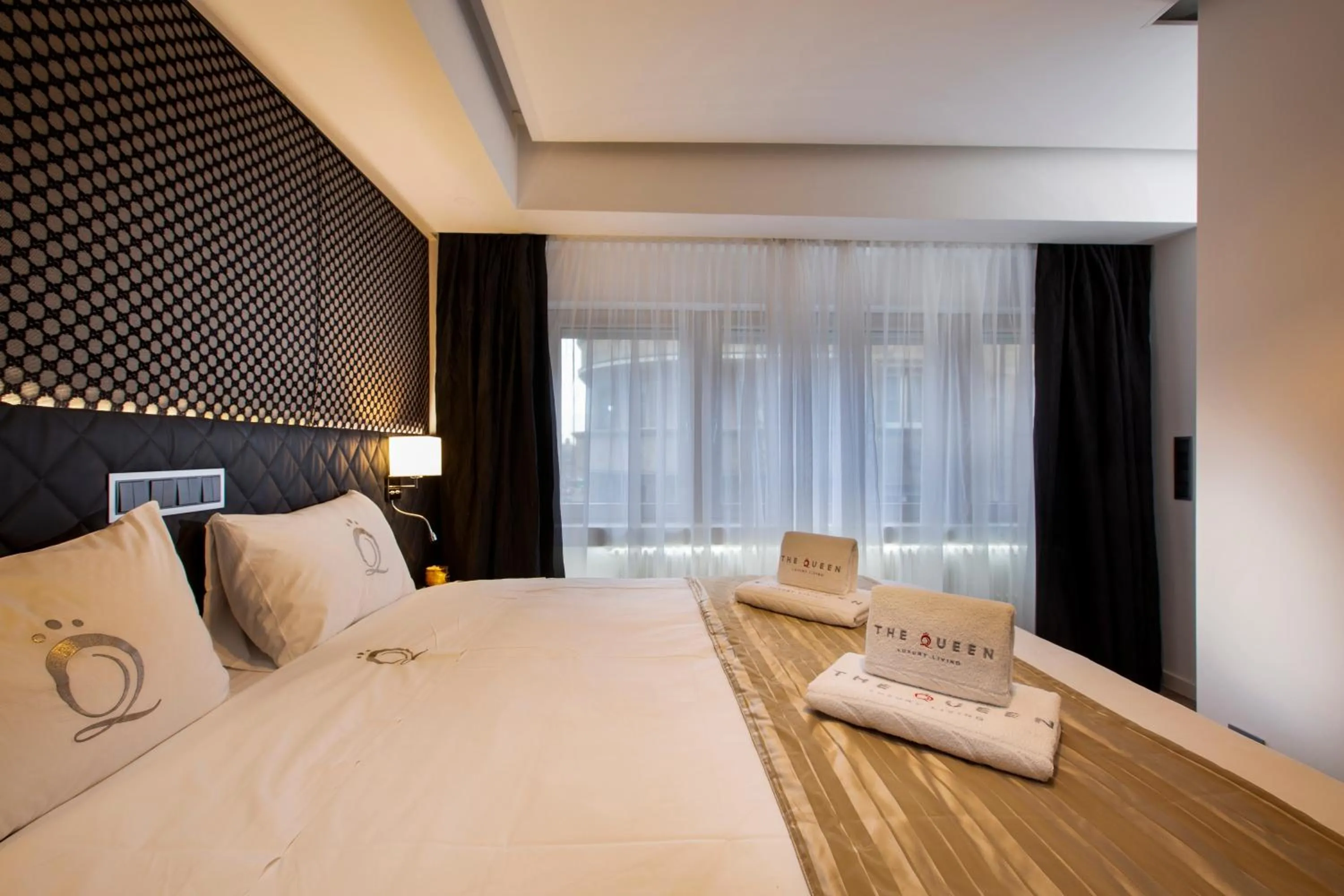 Bedroom, Bed in The Queen Luxury Apartments - Villa Carlotta