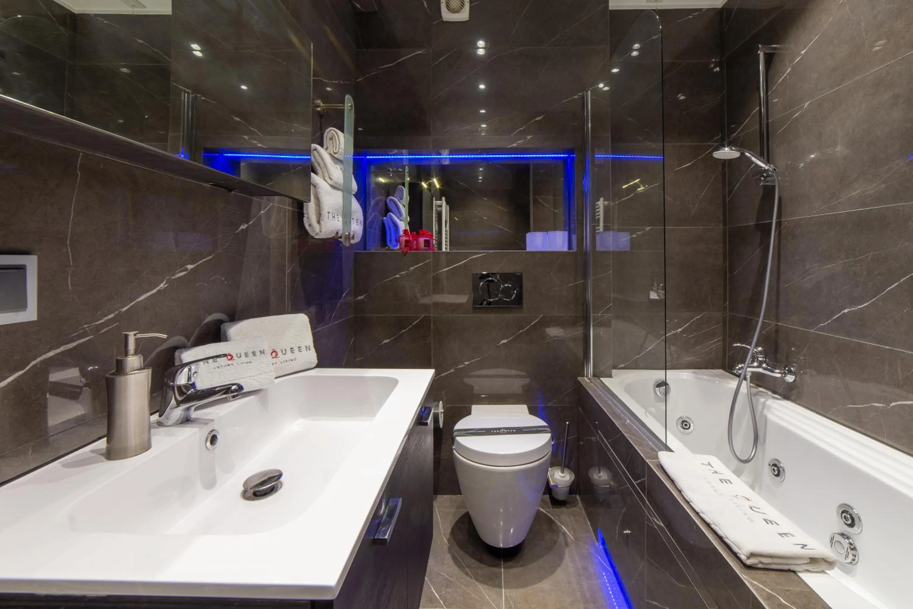 Hot Tub in The Queen Luxury Apartments - Villa Carlotta